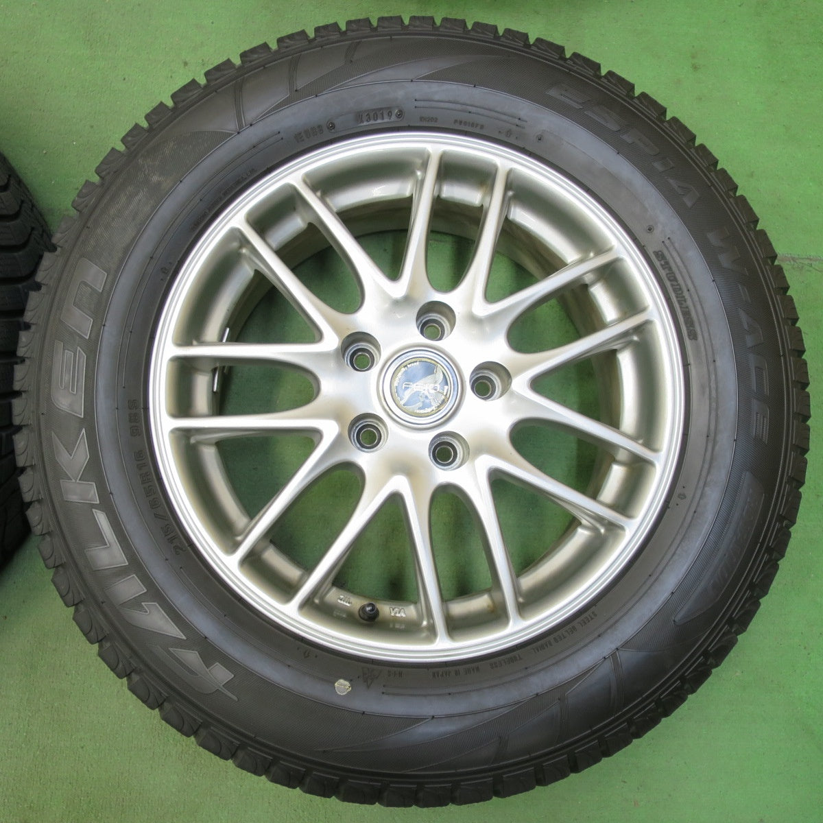バリ溝！9分★スタッドレス 215/65R16 ファルケン エスピア W-ACE FEID 16インチ PCD114.3/5H★5072805イス