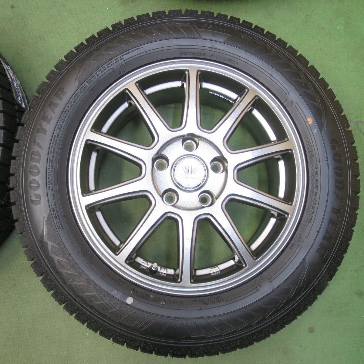 未使用！23年★LOXARNY SPORT 205/65R16 スタッドレス グッドイヤー アイスナビ8 ロクサーニ スポーツ 16インチ PCD114.3/5H★6042513イス