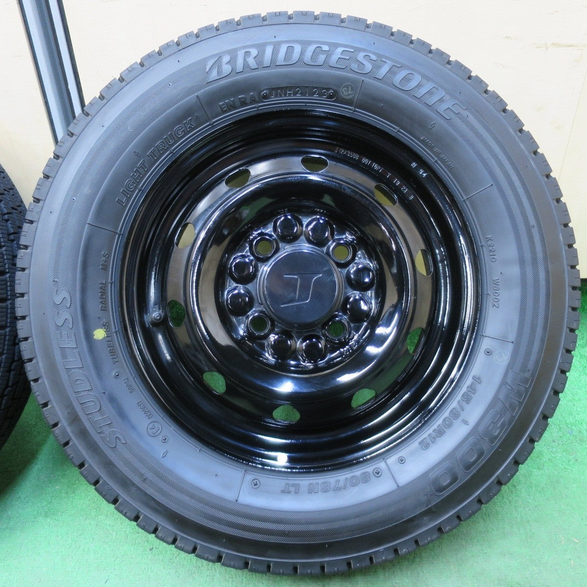 バリ溝！23年！キレイ！9.5分★スタッドレス 145/80R12 80/78N ブリヂストン W300 TOPY スチール 12インチ PCD100/4H★5033105イス