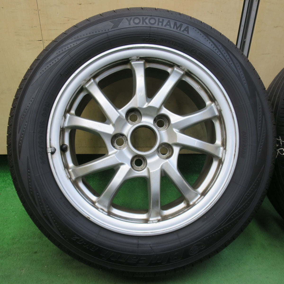 [送料無料] バリ溝！22年！9.5分★トヨタ プリウスα 純正 205/60R16 ヨコハマ ブルーアース RV-02 16インチ PCD114.3/5H★5022403イノ