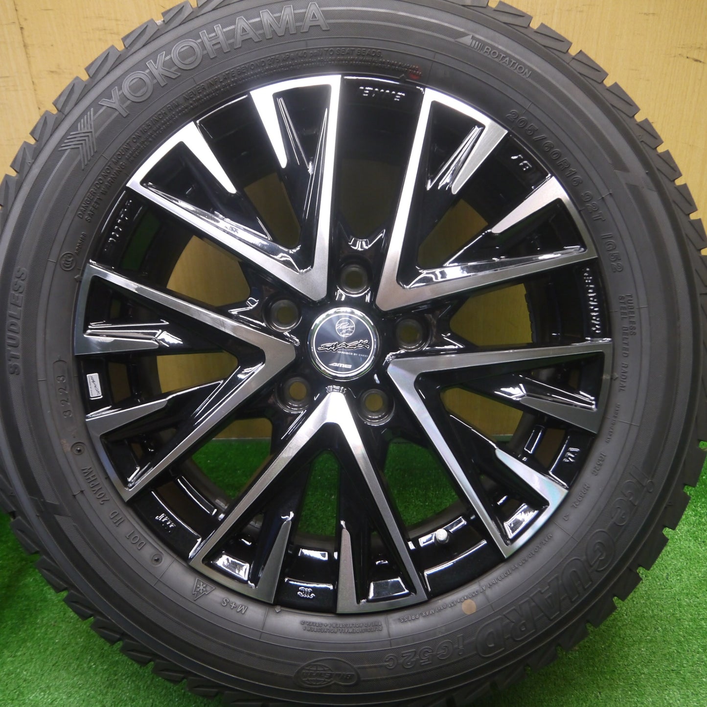 [送料無料] バリ溝！23年！キレイ！ほぼ10分★SMACK レジーナ ENKEI AME 共豊 205/60R16 スタッドレス ヨコハマ アイスガード iG52C スマック エンケイ PCD114.3/5H★4110804Hス