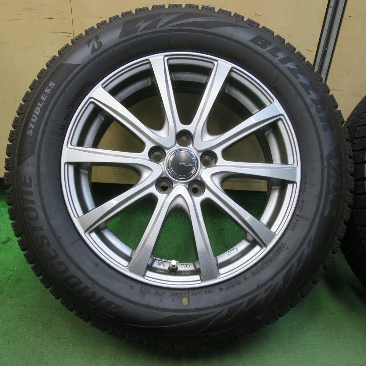 バリ溝！22年！キレイ！9.5分以上★ライズ ロッキー レックス 等 195/65R16 スタッドレス ブリヂストン ブリザック VRX2 MiLLOUS ミルアス 16インチ PCD100/5H★5102705イス