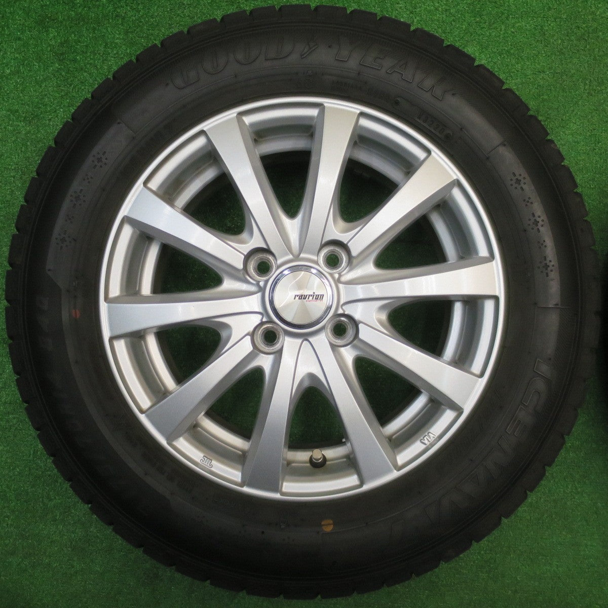 バリ溝！キレイ！9.5分★スタッドレス 175/70R14 グッドイヤー アイスナビ7 ravrion RS01 ラブリオン 14インチ PCD100/4H★5102804NJス