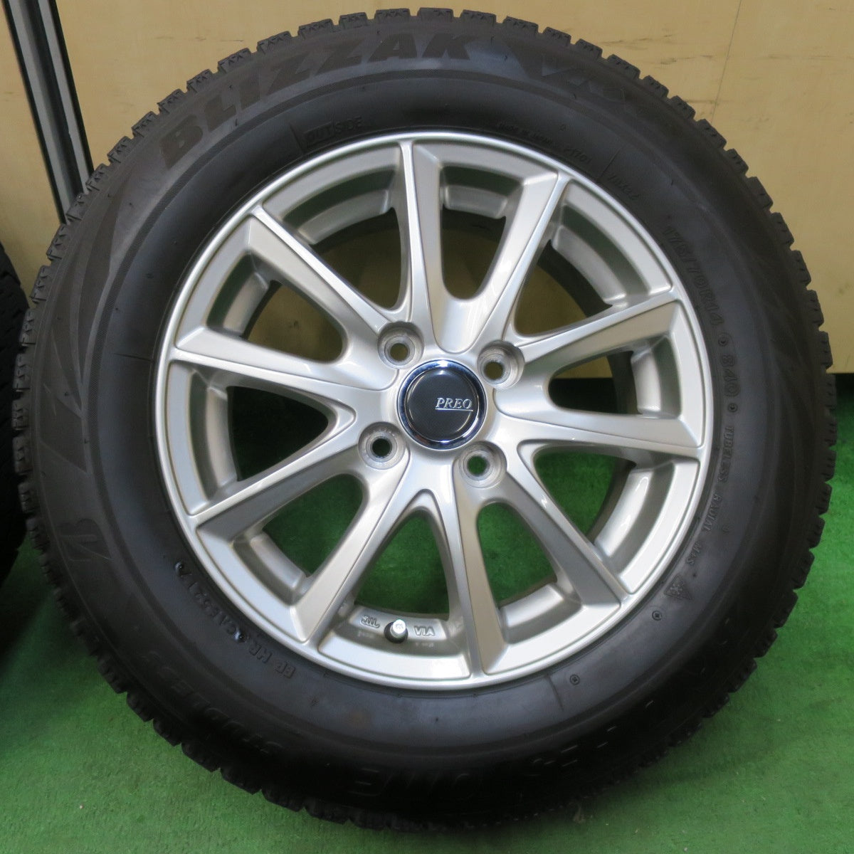 [送料無料] キレイ★スタッドレス 175/70R14 ブリヂストン ブリザック VRX2 PREO プレオ 14インチ PCD100/4H★4110813イス