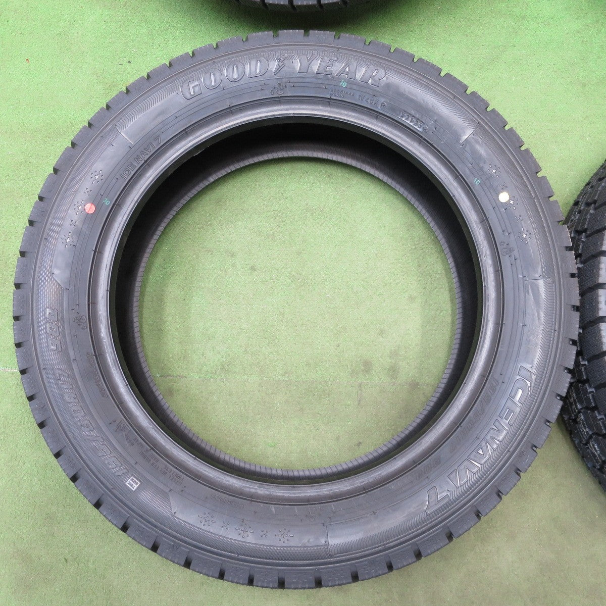 未使用！25年★スタッドレス 195/60R17 グッドイヤー アイスナビ7 タイヤ 17インチ ライズ ロッキー 60系 プリウス 等★6032704NGスタ