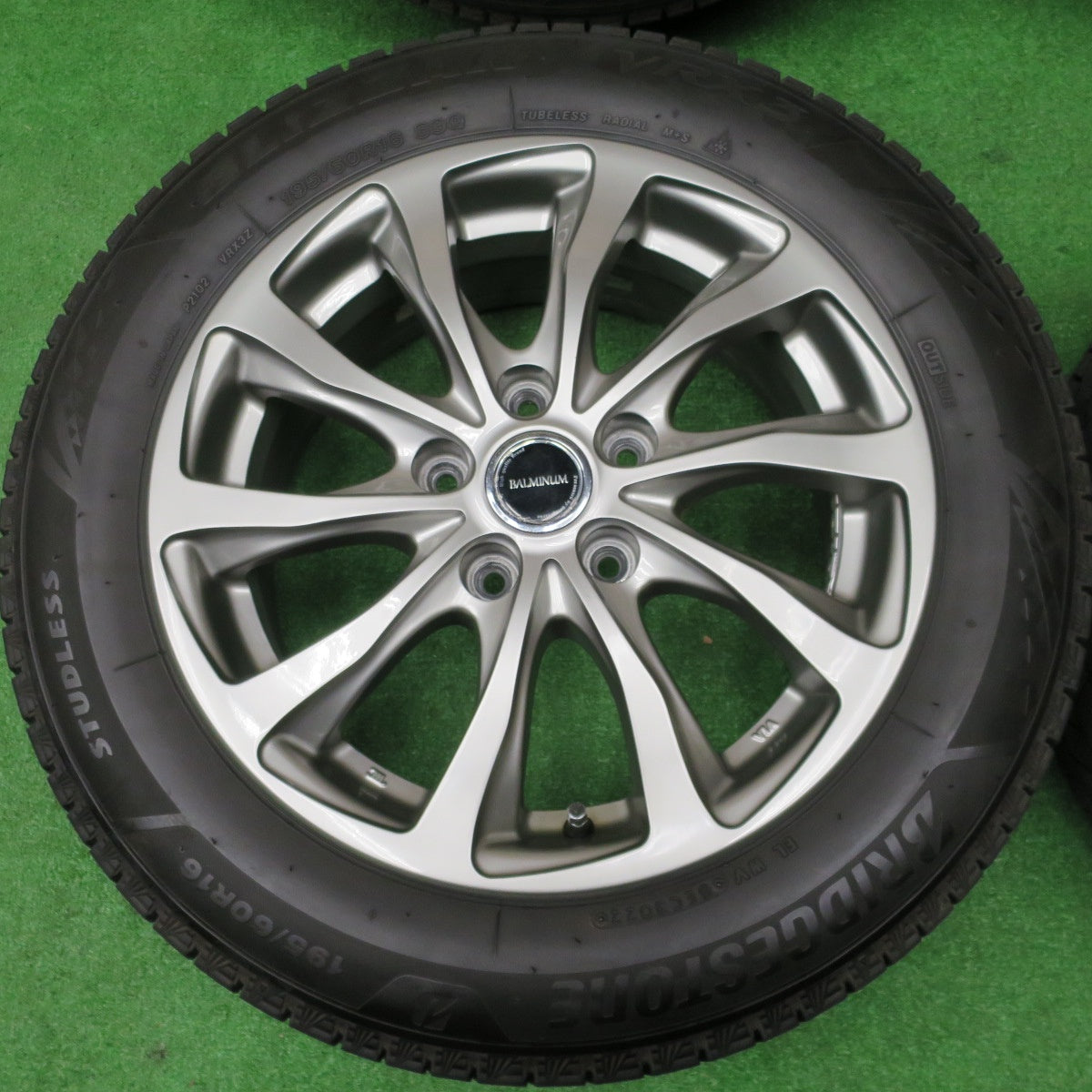 バリ溝！22年！キレイ！9.5分★スタッドレス 195/60R16 ブリヂストン ブリザック VRX3 BALMINUM TR10 バルミナ 16インチ PCD114.3/5H★6011701NKス