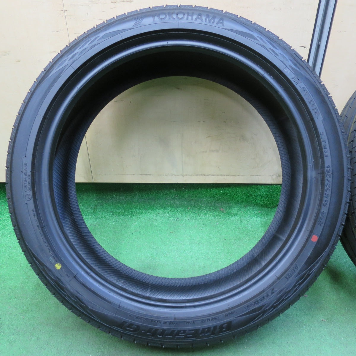 [送料無料] 新車外し！24年★195/50R19 ヨコハマ BluEarth-GT AE51 タイヤ 19インチ 60系 プリウス 等★4111305イノタ