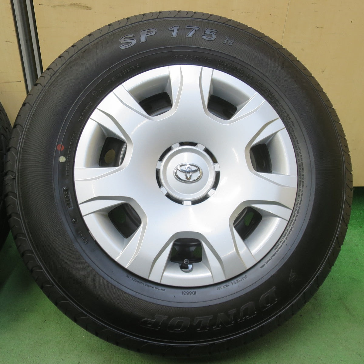 新車外し！25年◎トヨタ 200系 ハイエース 純正 スチール 195/80R15 107/105S ダンロップ SP175N 15インチ PCD139.7/6H◎6062606イノ