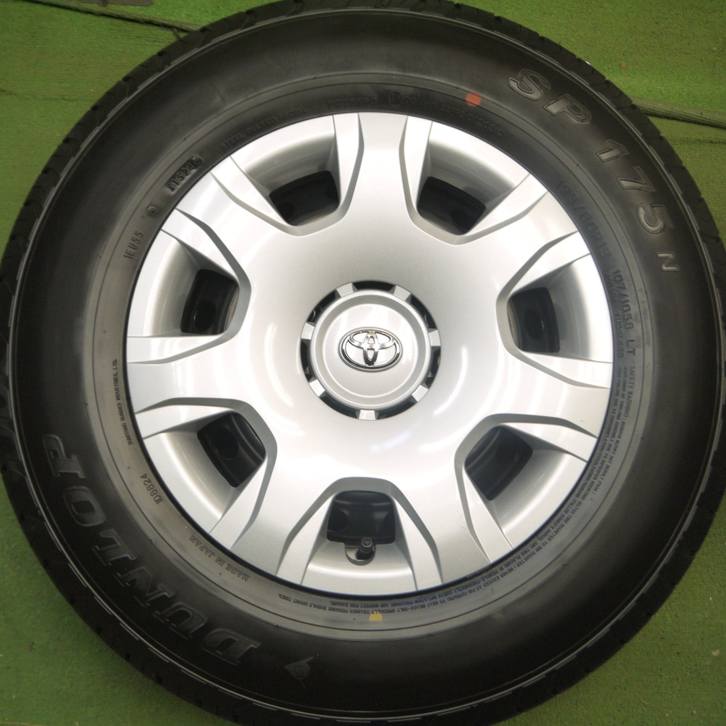 *送料無料* 新車外し！24年★トヨタ 200系 ハイエース 純正 スチール 195/80R15 107/105S ダンロップ SP175N PCD139.7/6H★4061408Hノ