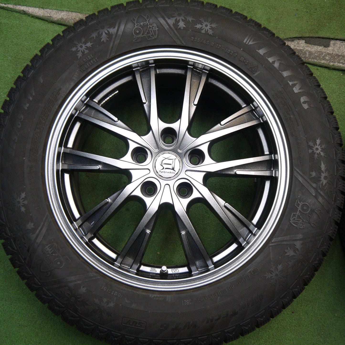 バリ溝！21年！キレイ！9.5分以上★スタッドレス 225/65R17 バイキング WINTECH WT6 Aphrodite アフロディーテ 17インチ PCD114.3/5H★5082002Hス