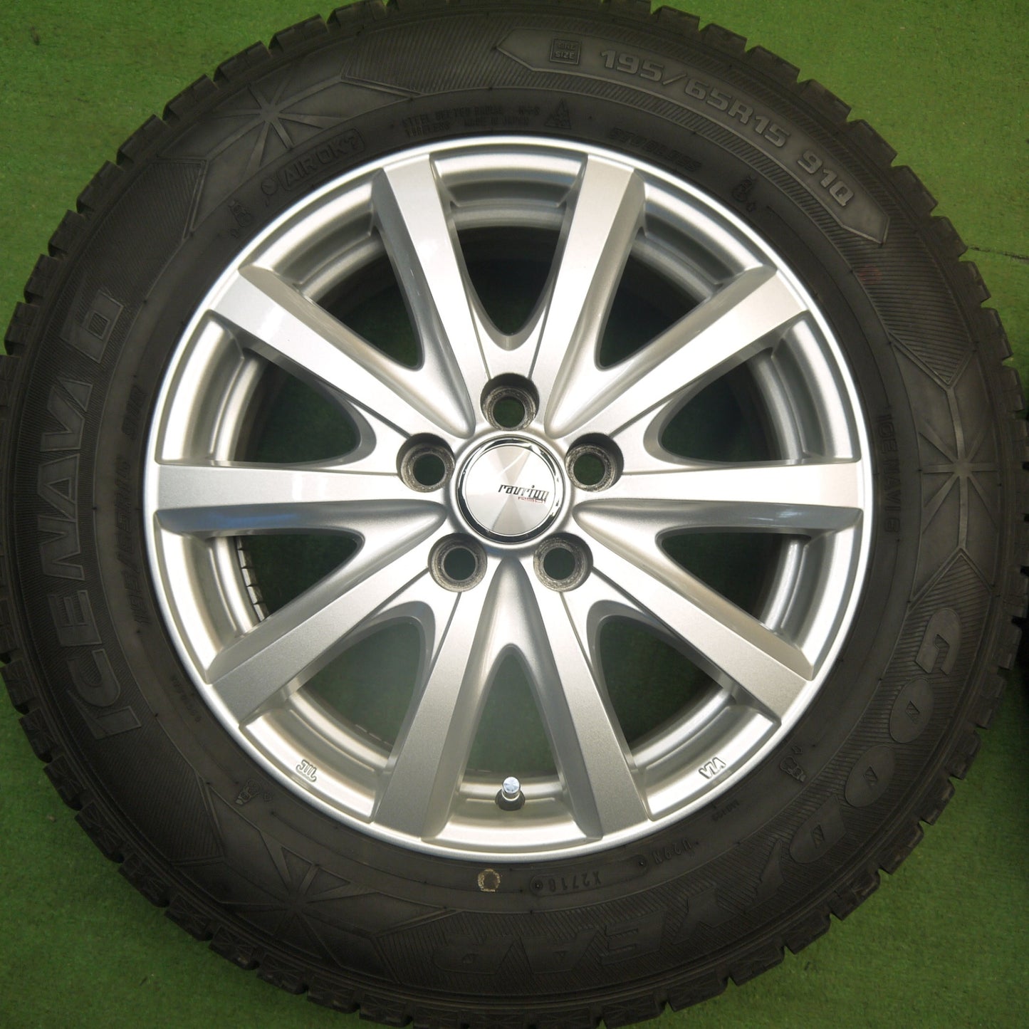 バリ溝！キレイ！8.5分★プリウス 等 195/65R15 スタッドレス グッドイヤー アイスナビ6 ravrion RS01 ラブリオン 15インチ PCD100/5H★6040703Hス