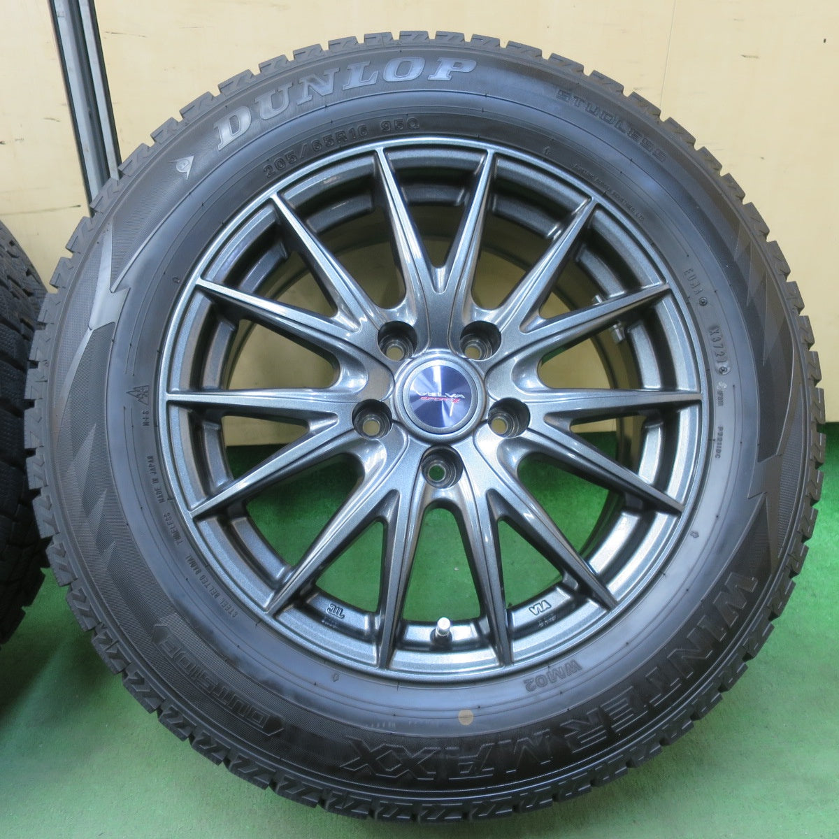 バリ溝！21年！キレイ！8.5分★スタッドレス 205/65R16 ダンロップ ウインターマックス WM02 VELVA SPORTZ ヴェルヴァ 16インチ PCD114.3/5H★5110808イス