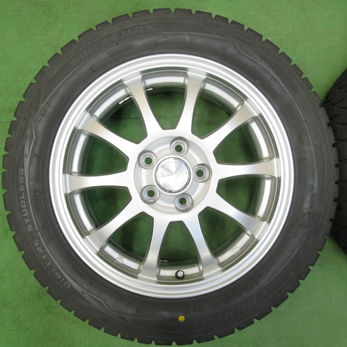 [送料無料] バリ溝！キレイ！9.5分★シエンタ 等 185/60R15 スタッドレス ダンロップ ウインターマックス WM01 Stranger ストレンジャー 15インチ PCD100/5H★4112909イス