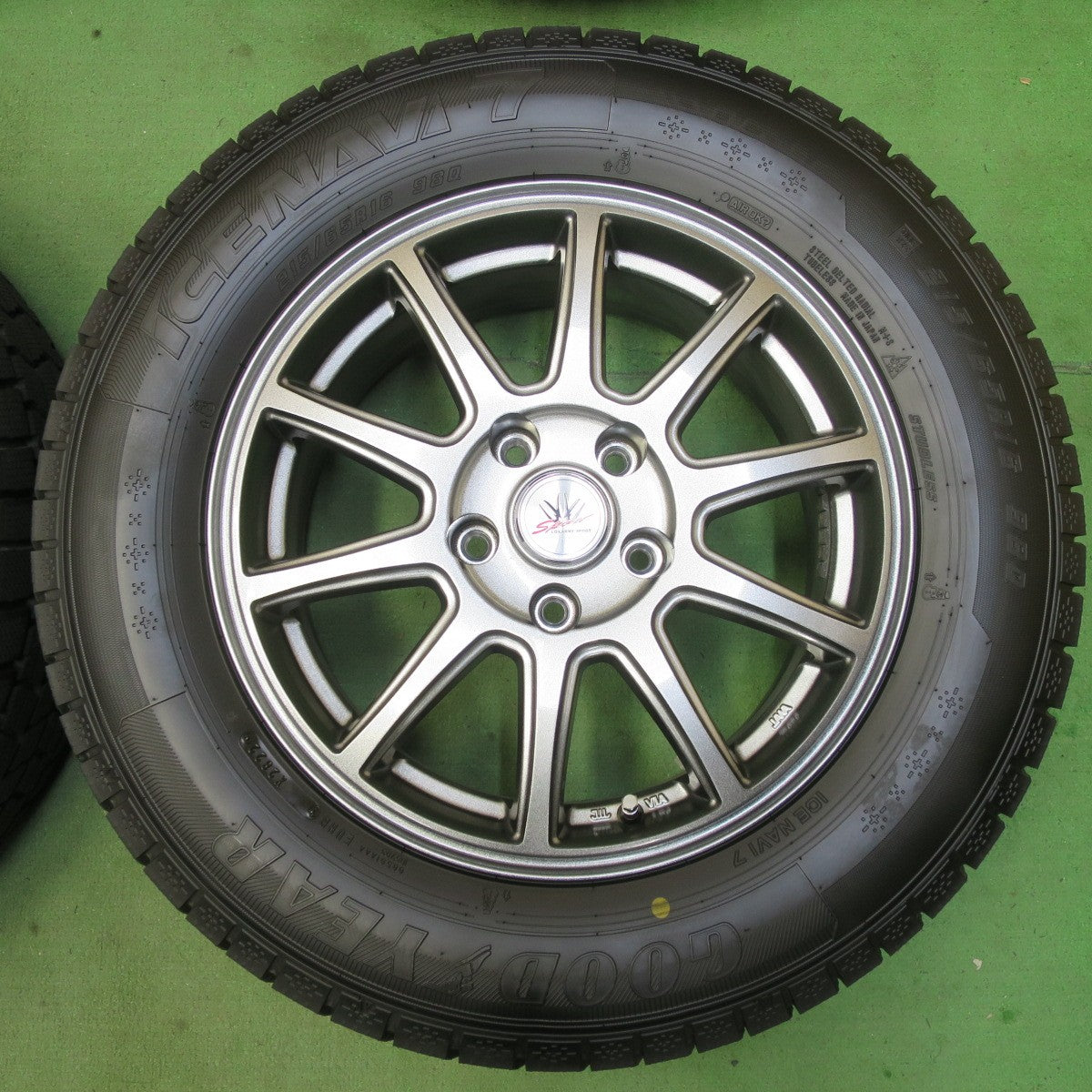 バリ溝！22年！キレイ！ほぼ10分★LOXARNY SPORT 215/65R16 スタッドレス グッドイヤー アイスナビ7 ロクサーニ スポーツ 16インチ PCD114.3/5H★5061808イス