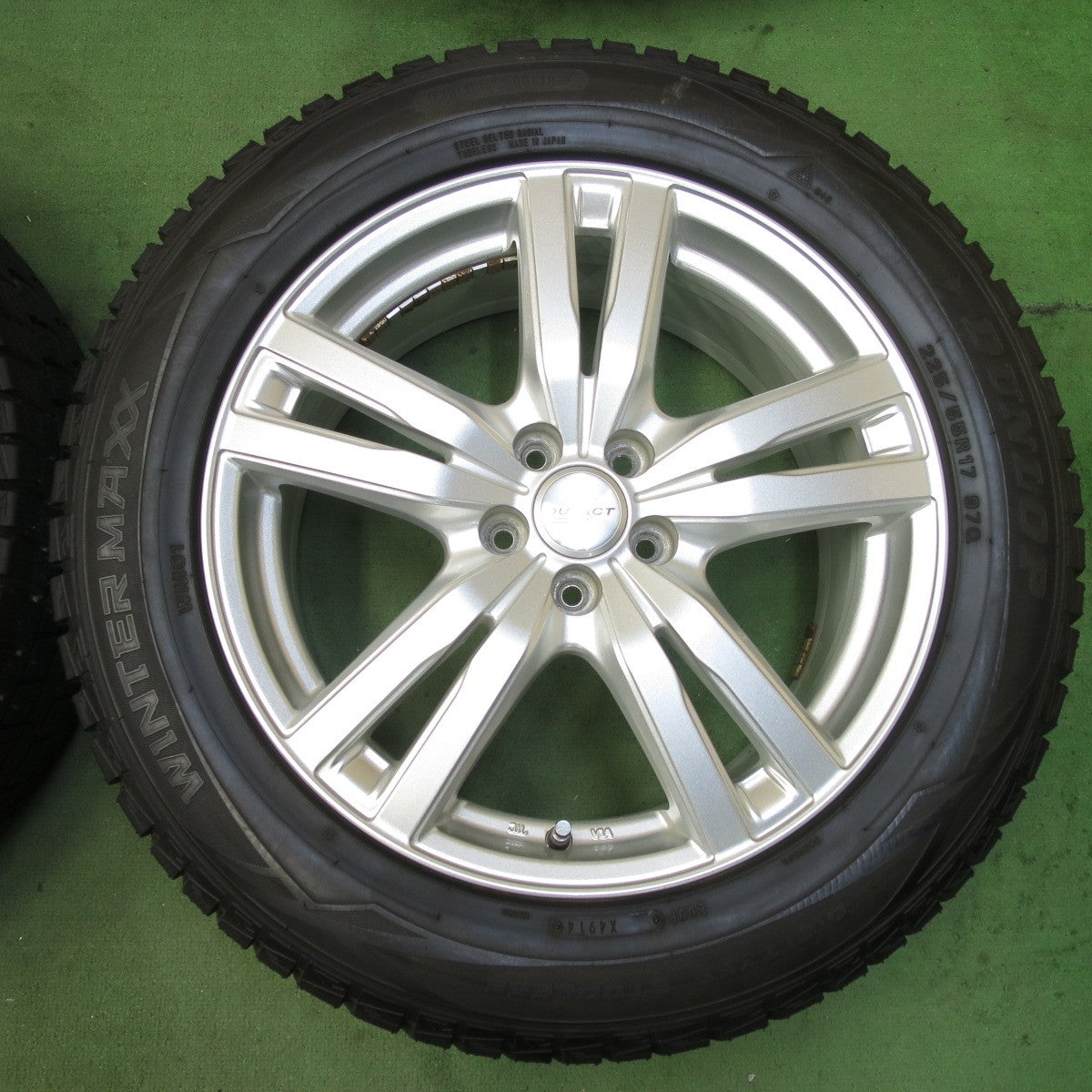 バリ溝！キレイ！9.5分以上★インプレッサ 等 225/55R17 スタッドレス ダンロップ ウインターマックス WM01 DUFACT デュファクト 17インチ PCD100/5H★5101606イス