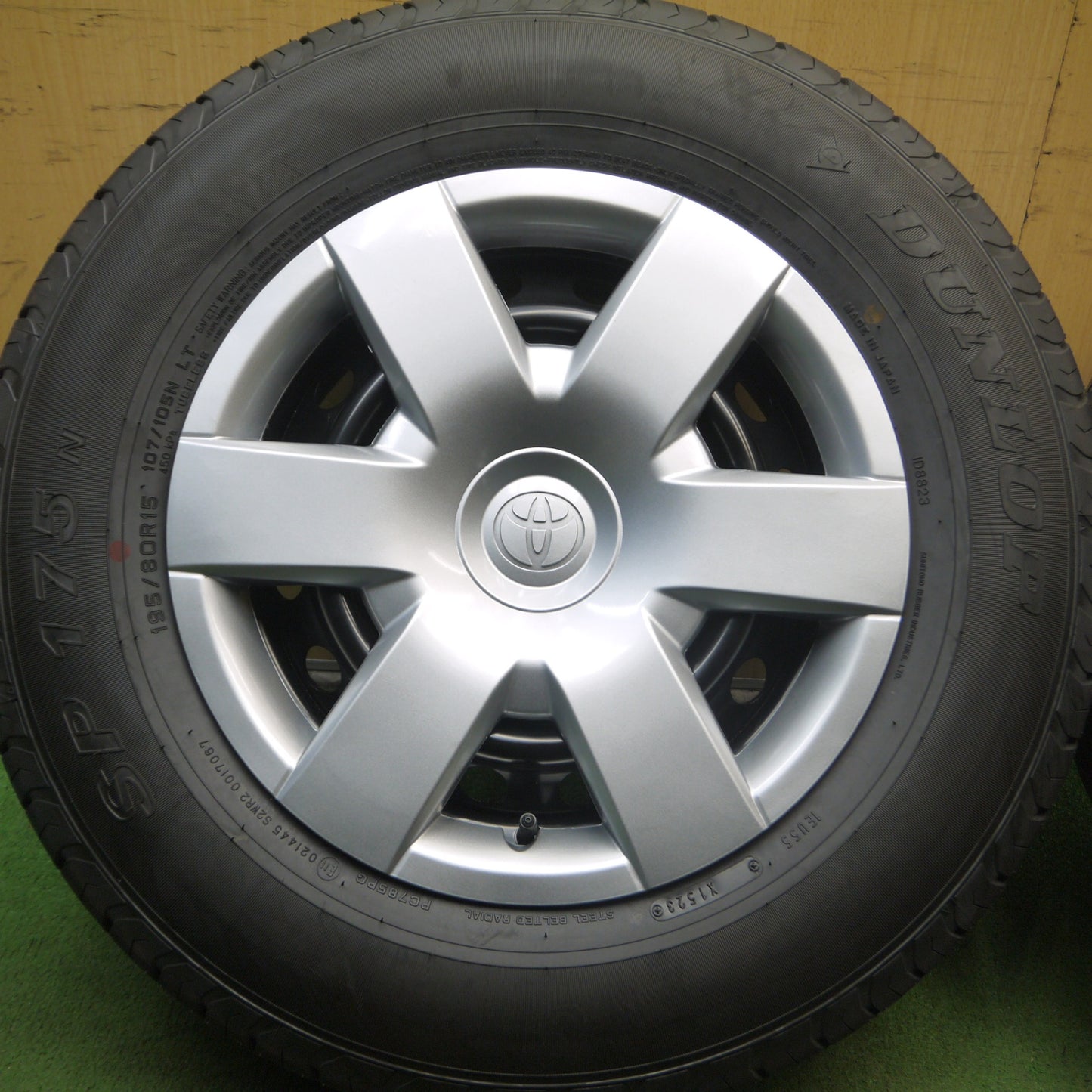 *送料無料* 新車外し！23年★トヨタ 200系 ハイエース 純正 スチール 195/80R15 107/105N ダンロップ SP175N 15インチ PCD139.7/6H★4062110Hノ