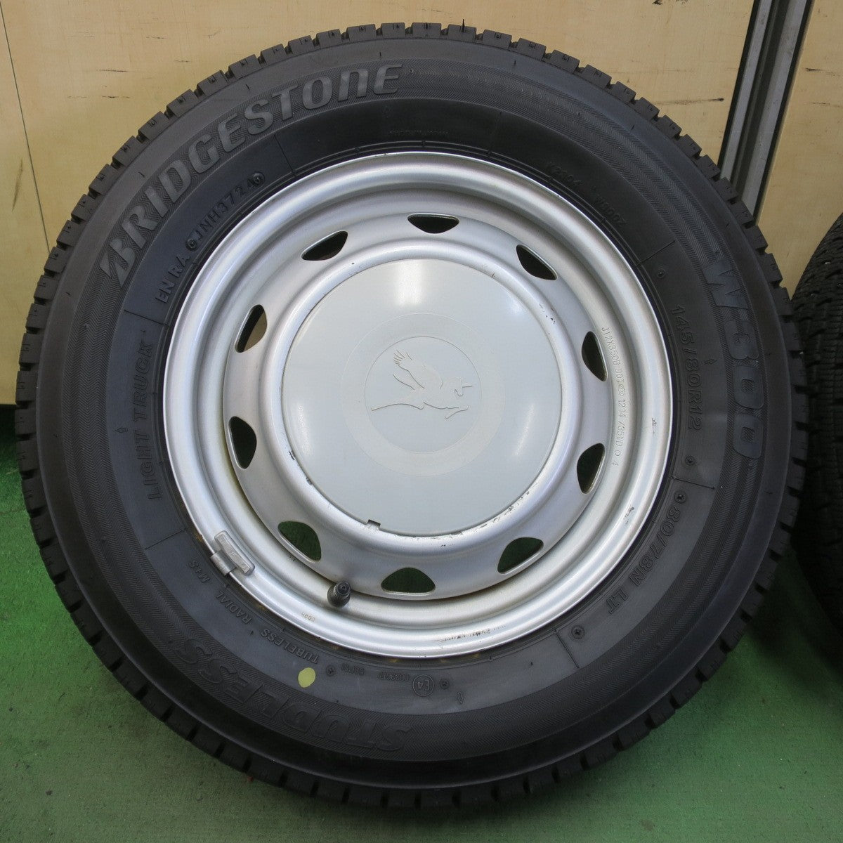 バリ溝！24年！9分★スタッドレス 145/80R12 80/78N ブリヂストン W300 スチール ホイール 12インチ PCD100 110 114.3/4H マルチ★6042010イス