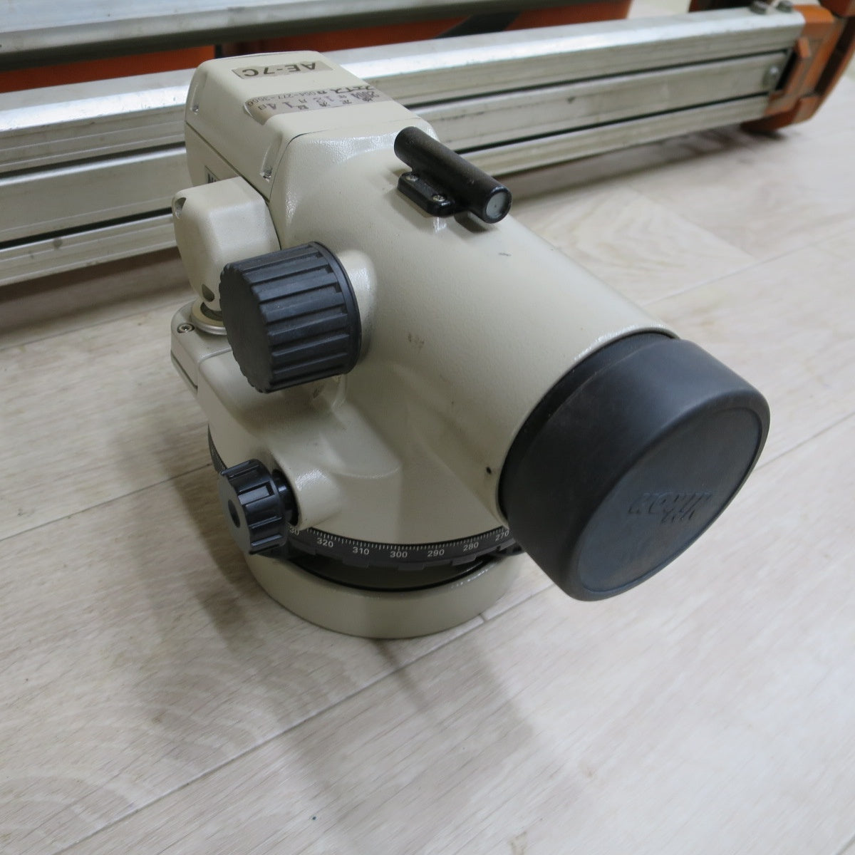 [送料無料] 三脚付き◆Nikon ニコン オートレベル AE-7C 三脚付 自動レベル 測量器 測量機 土木測量◆