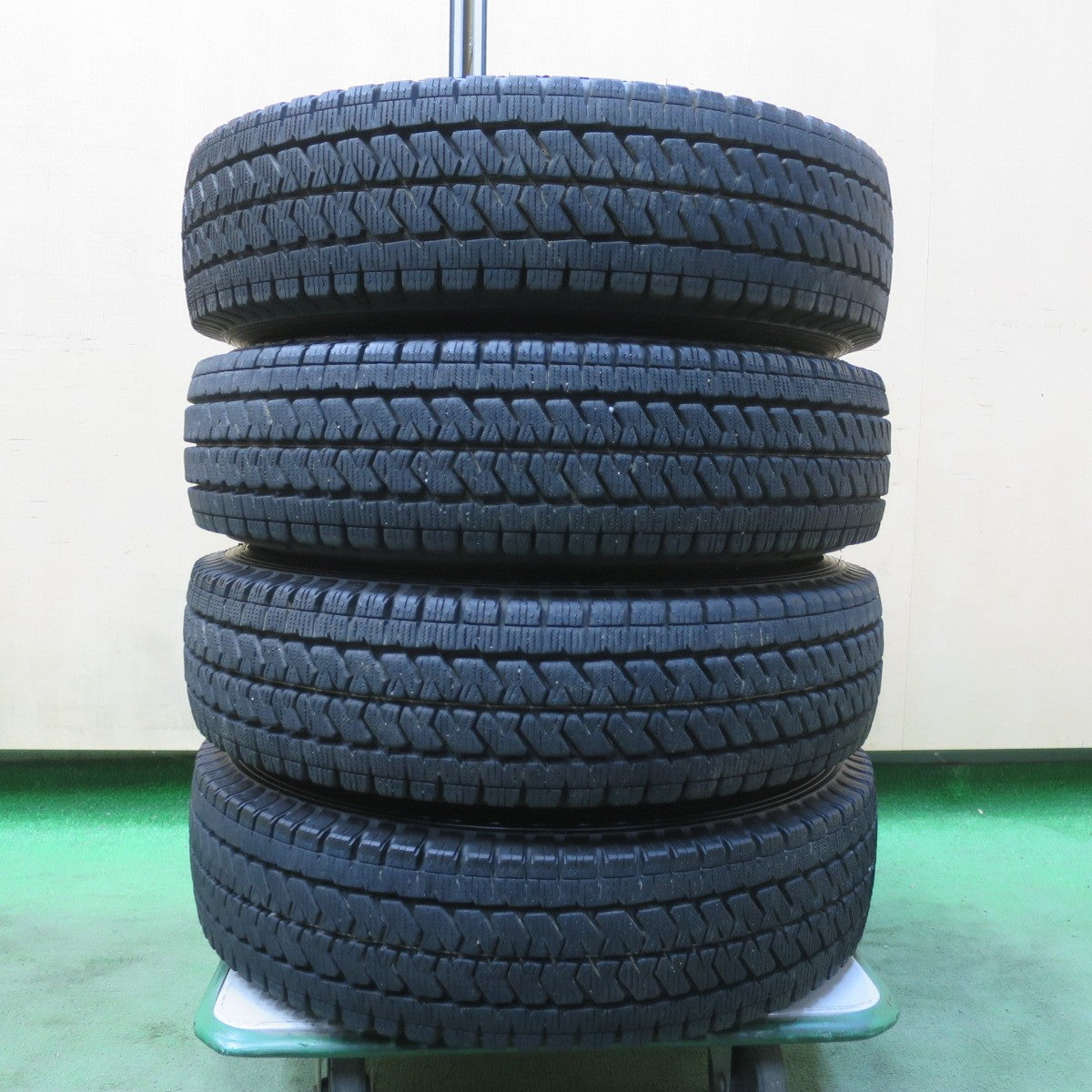 バリ溝！25年！キレイ！9.5分★ダイハツ アトレー ハイゼットカーゴ 等 純正 スチール 145/80R12 80/78N スタッドレス ブリヂストン ブリザック VL10 12インチ PCD100/4H★6050805イス