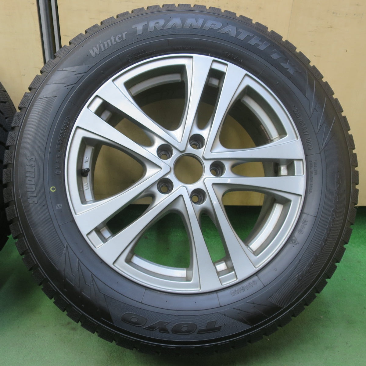 バリ溝！24年！9.5分以上◎スタッドレス 225/65R17 トーヨー ウインター トランパス TX 社外 アルミ 17インチ PCD114.3/5H◎6090907イス