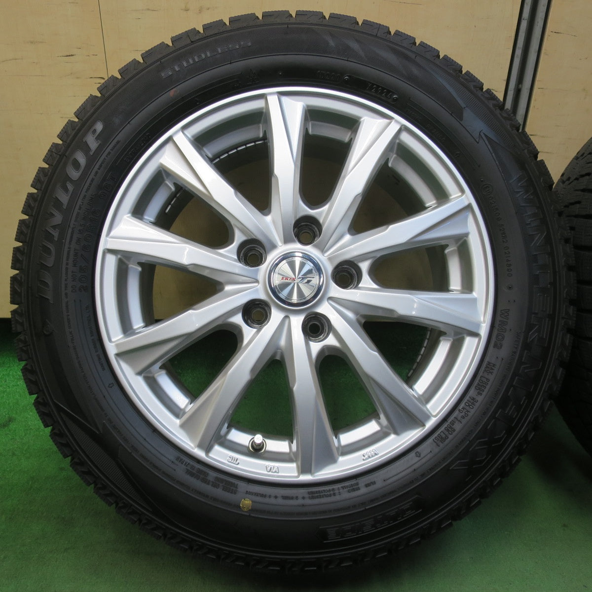 バリ溝！24年！キレイ！ほぼ10分★スタッドレス 205/60R16 ダンロップ ウインターマックス WM02 JOKER ジョーカー 16インチ PCD114.3/5H★5112902イス