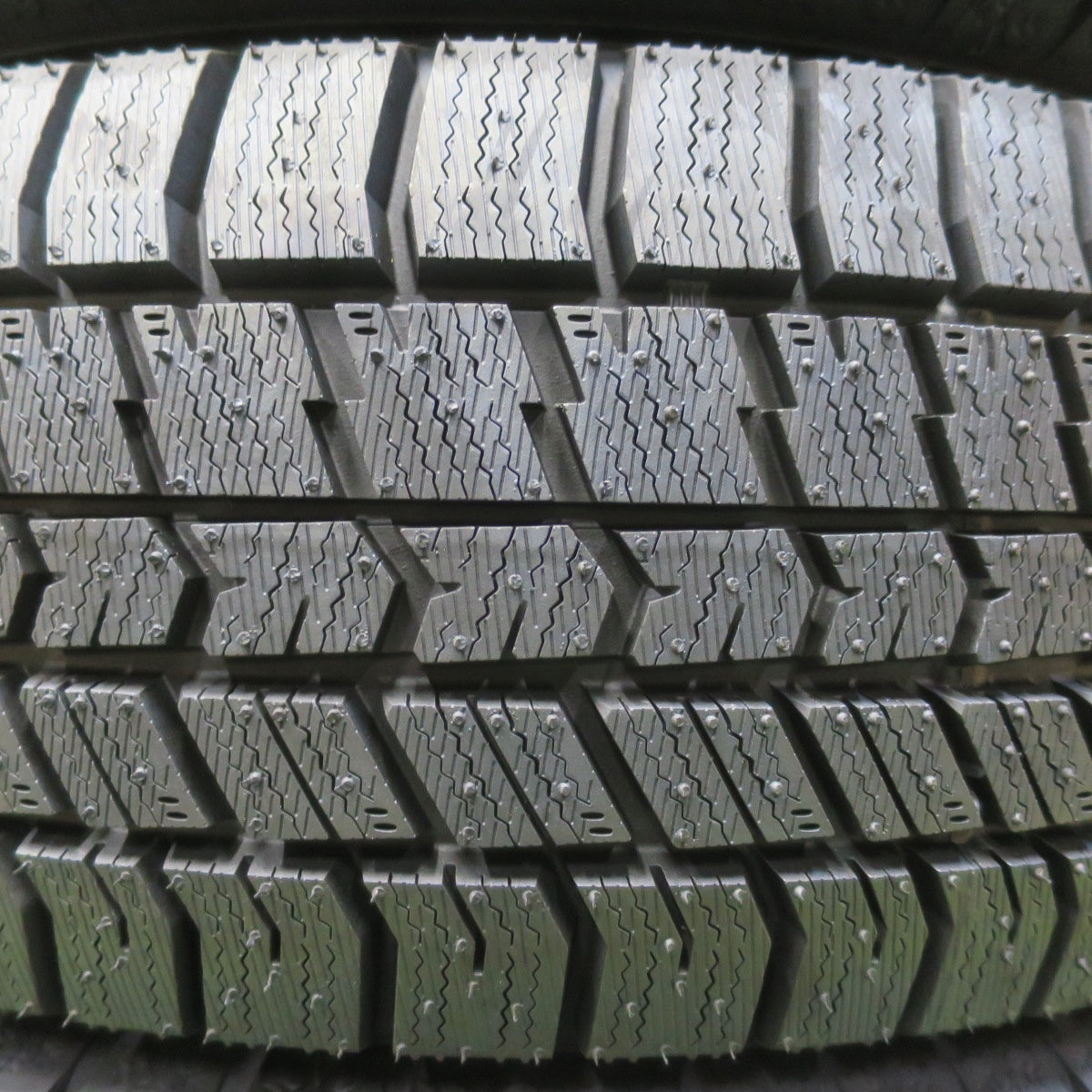 未使用！26年★スタッドレス 195/65R15 グッドイヤー アイスナビ8 タイヤ 15インチ プリウス ノア ヴォクシー ステップワゴン 等★6050604イスタ