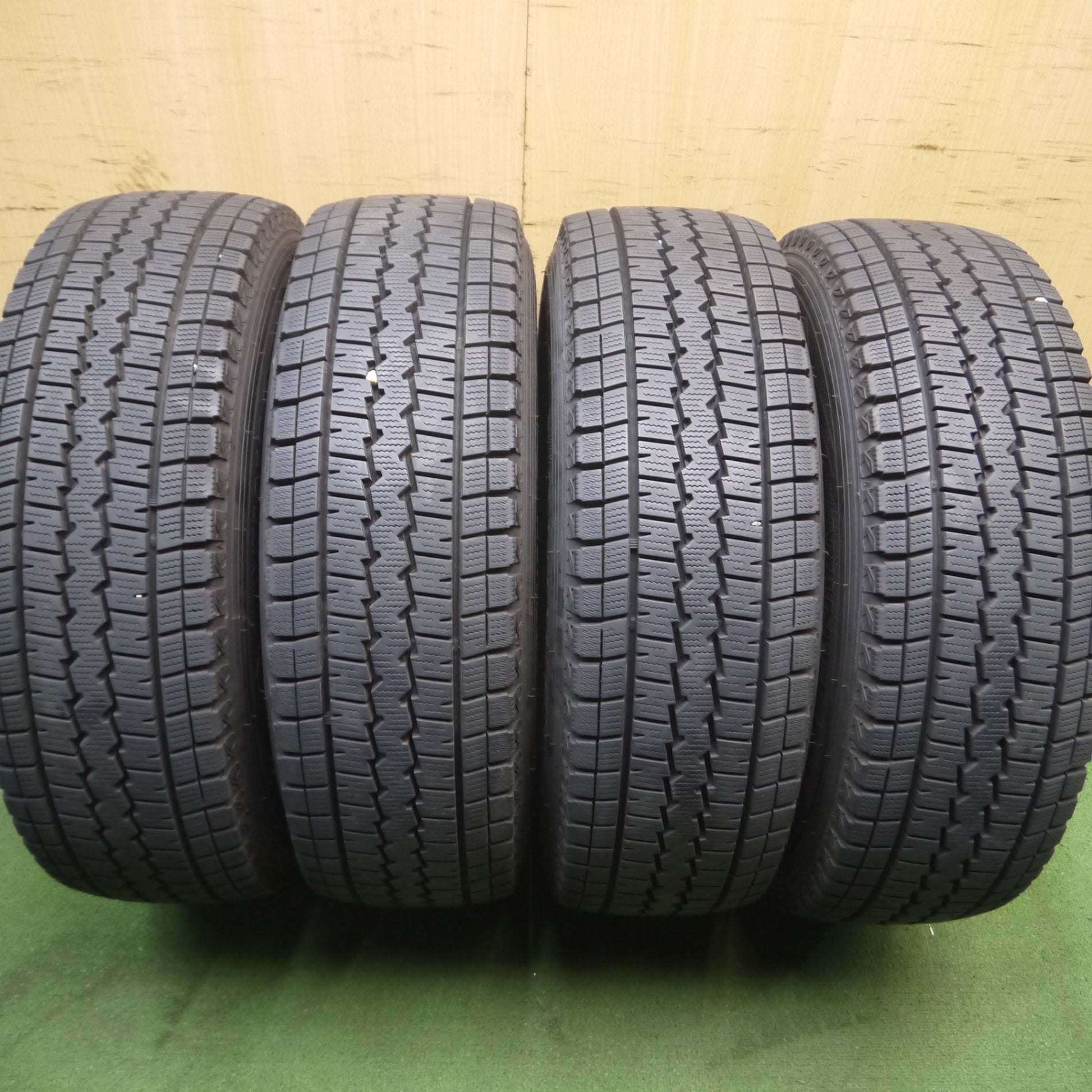 送料無料* バリ溝！9分☆ハイエース等 215/70R15 107/105L