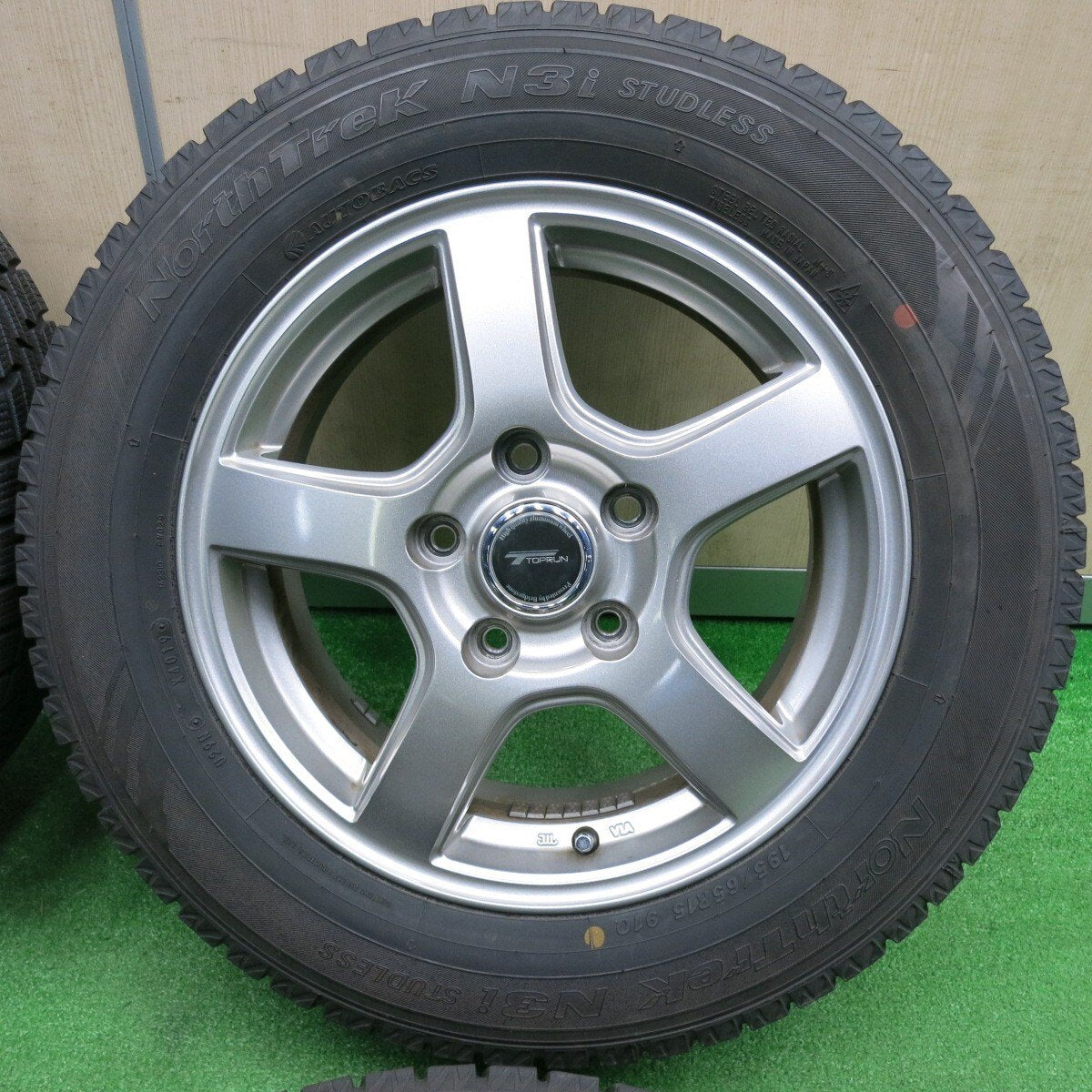 バリ溝！キレイ！9.5分★スタッドレス 195/65R15 オートバックス ノーストレック N3i TOPRUN トップラン 15インチ PCD114.3/5H★4120616TNス