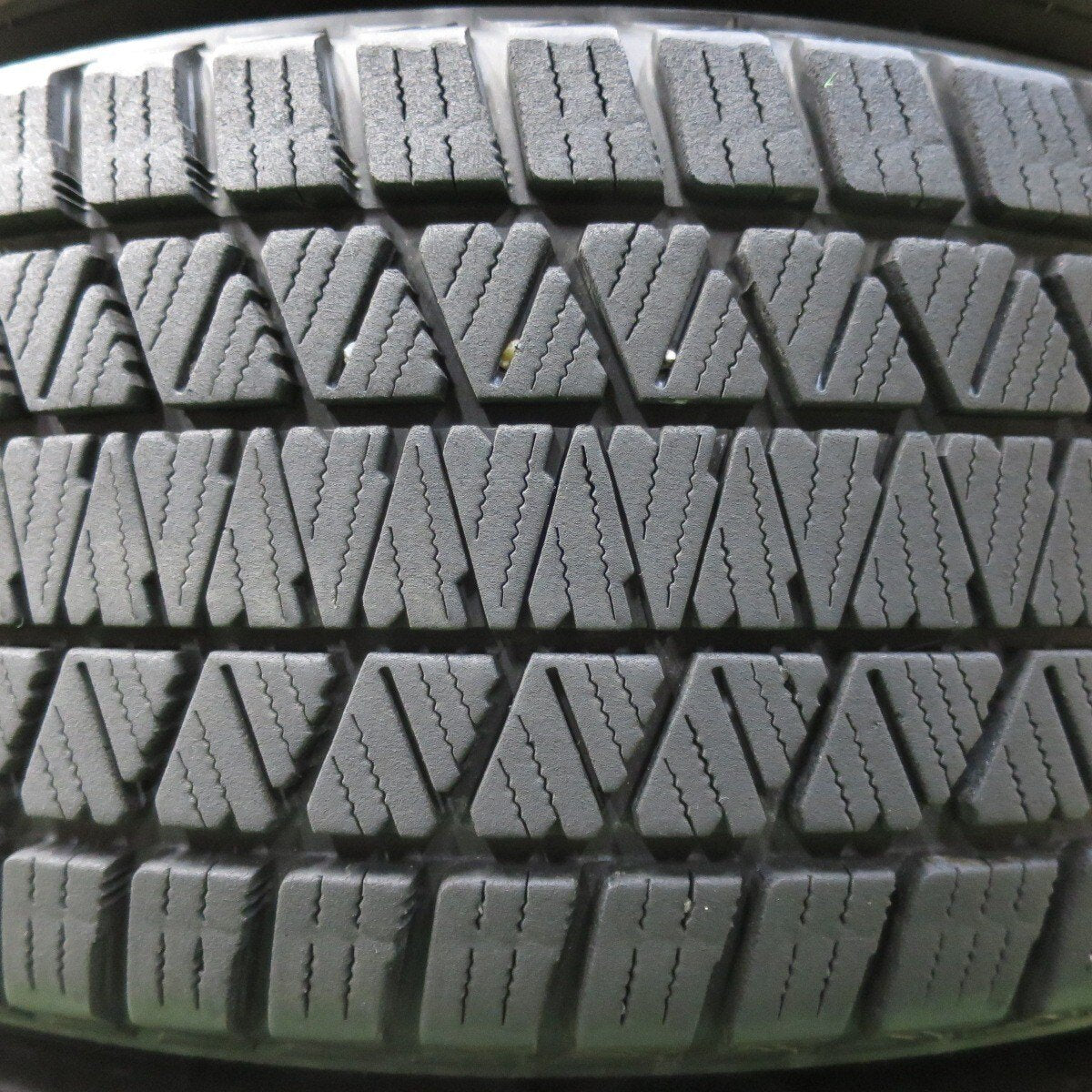 バリ溝！20年！キレイ！9分★XV等 225/60R17 スタッドレス ブリヂストン ブリザック DM-V3 ECO FORME エコフォルム 17インチ PCD100/5H★4112605イス