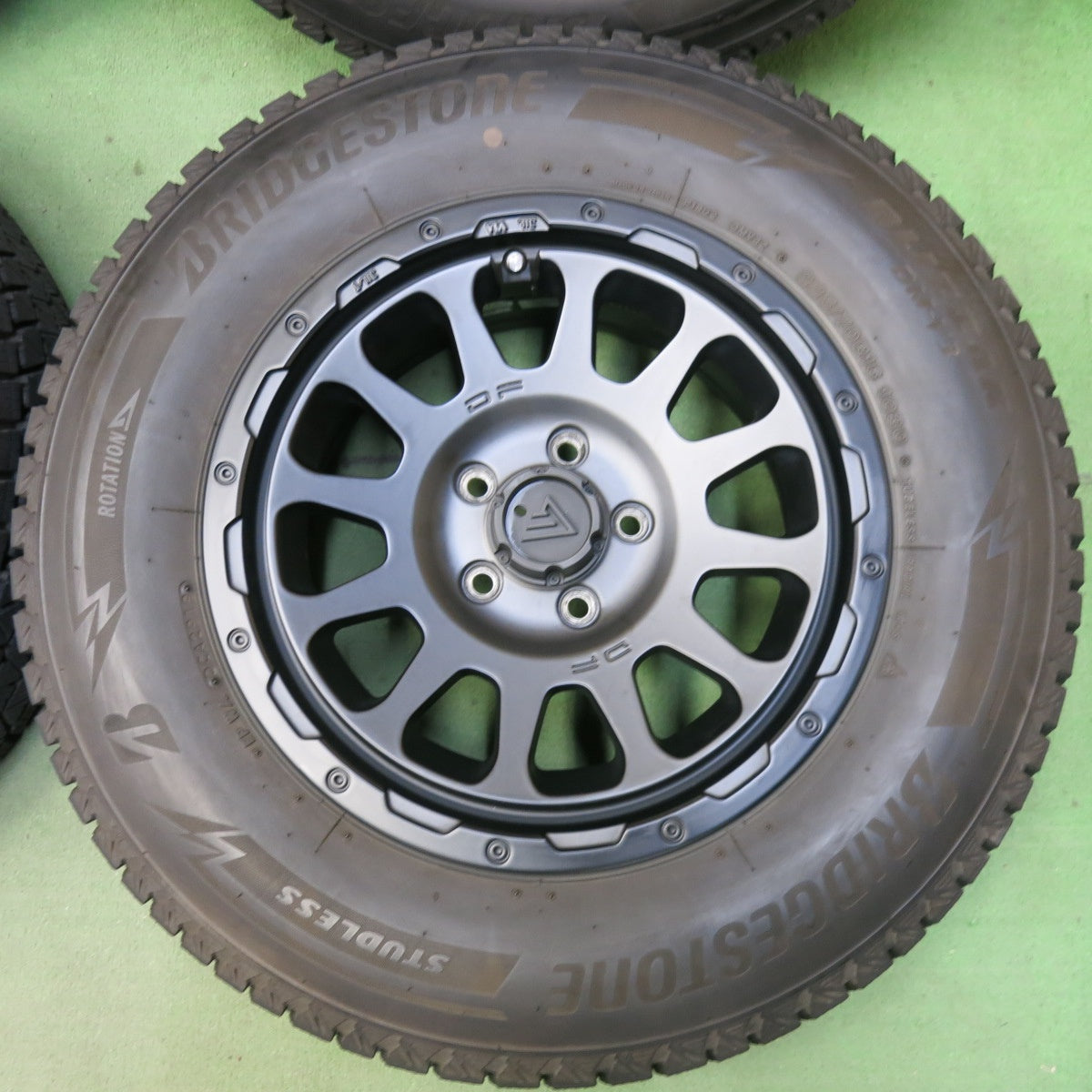 バリ溝！キレイ！9.5分★DELTA FORCE OVAL CRIMSON 225/70R16 スタッドレス ブリヂストン ブリザック DM-V3 デルタ フォース オーバル PCD114.3/5H★5073005SYス