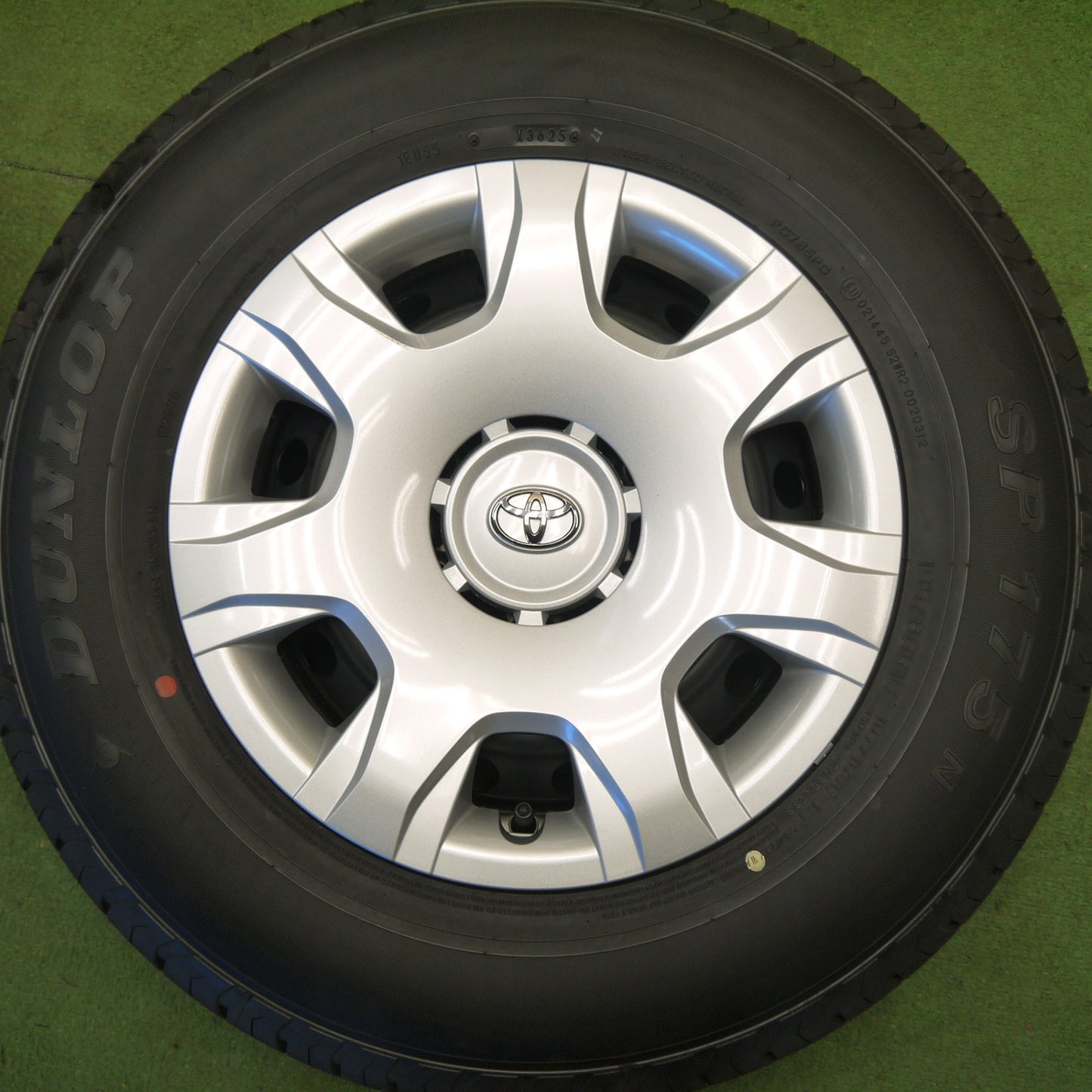 新車外し！25年★トヨタ 200系 ハイエース 純正 スチール 195/80R15 107/105S ダンロップ SP175N 15インチ PCD139.7/6H★6032705Hノ