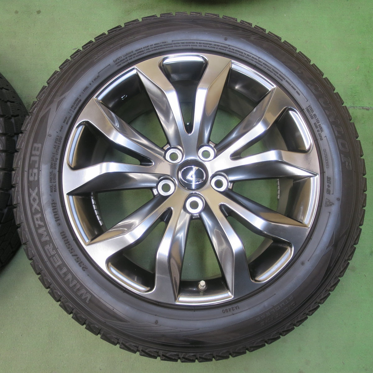 センサー付！バリ溝！キレイ！9.5分★レクサス NX Fスポーツ 純正 235/55R18 スタッドレス ダンロップ ウインターマックス SJ8 18インチ PCD114.3/5H★6042905イス