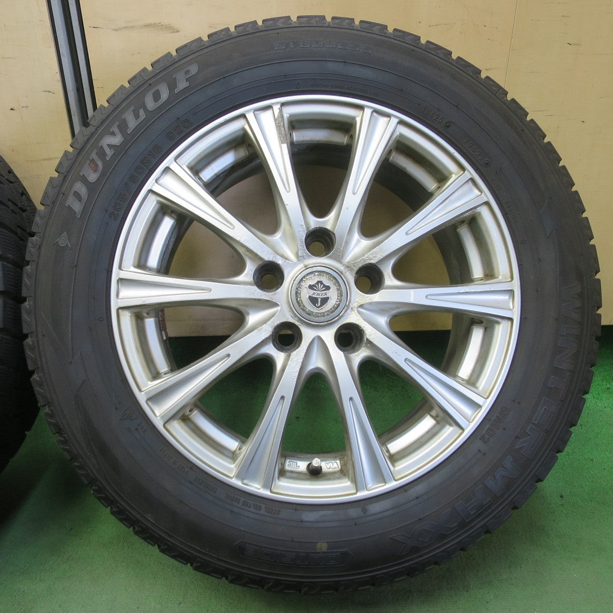 バリ溝！23年！8.5分★スタッドレス 205/60R16 ダンロップ ウインターマックス WM02 JOKER ジョーカー 16インチ PCD114.3/5H★6051605イス