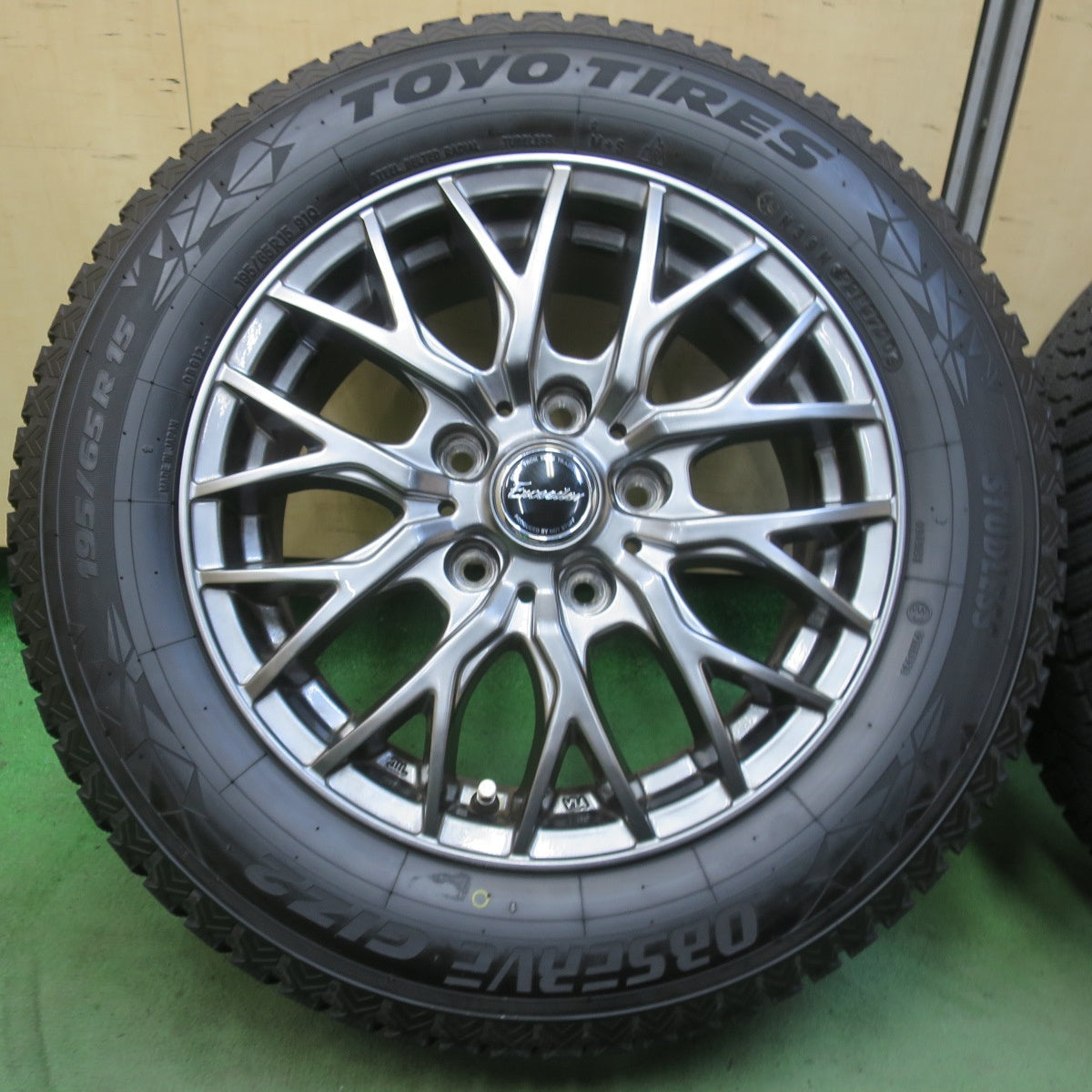 バリ溝！キレイ！9.5分★スタッドレス 195/65R15 トーヨー オブザーブ GIZ2 Exceeder エクシーダー 15インチ PCD114.3/5H★6060411イス