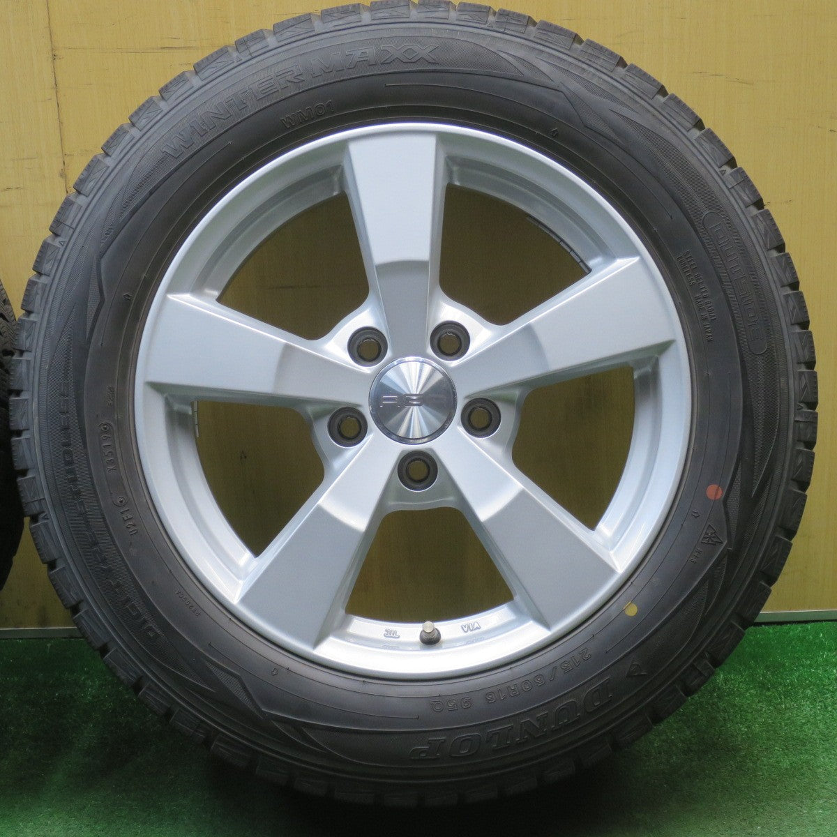 バリ溝！キレイ！9.5分★アウディ 等 AGA Nexta 215/60R16 スタッドレス ダンロップ ウインターマックス WM01 16インチ PCD112/5H★6021804NJス