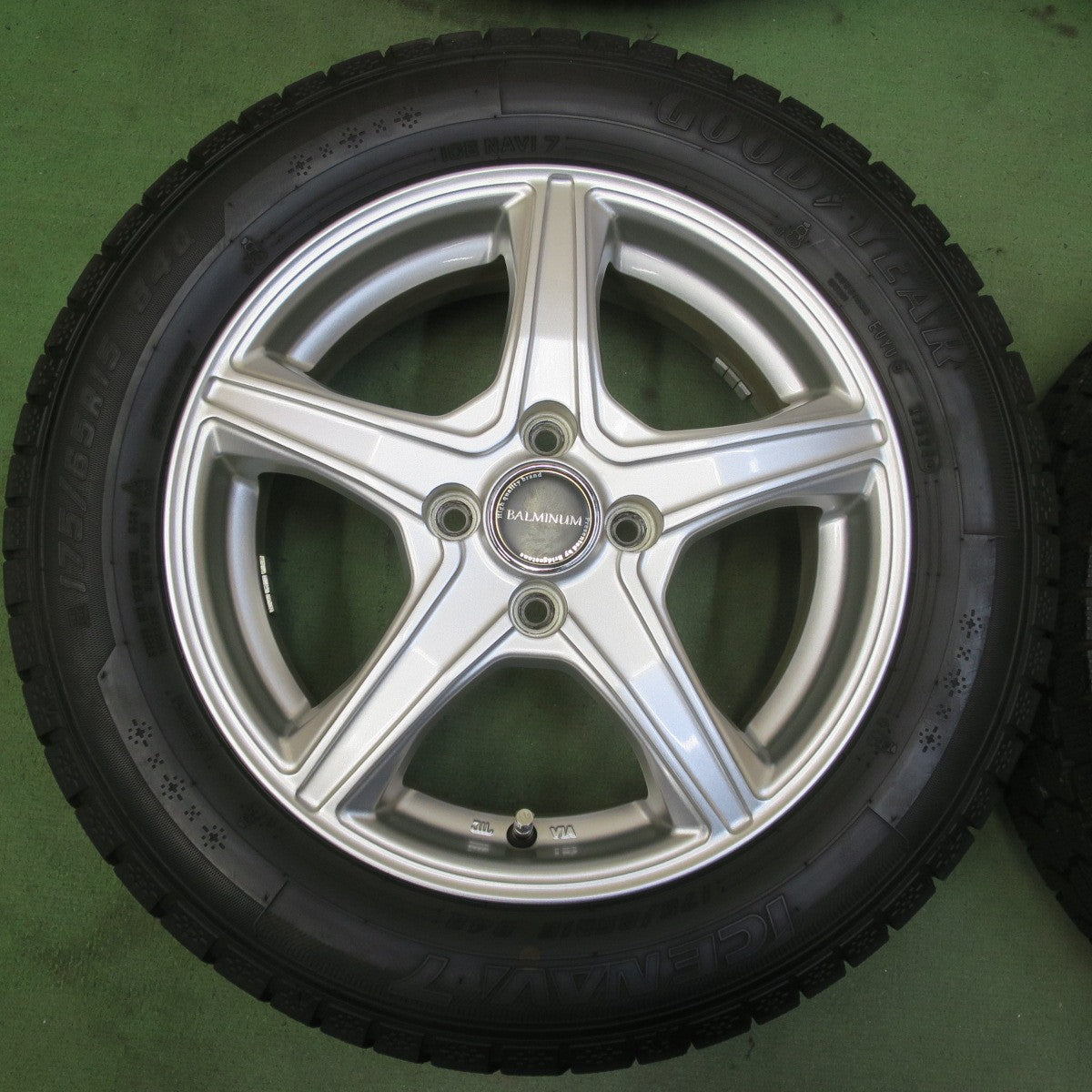 バリ溝！24年！キレイ！ほぼ10分◎スタッドレス 175/65R15 グッドイヤー アイスナビ7 BALMINUM VR5 バルミナ 15インチ PCD100/4H◎6081607イス