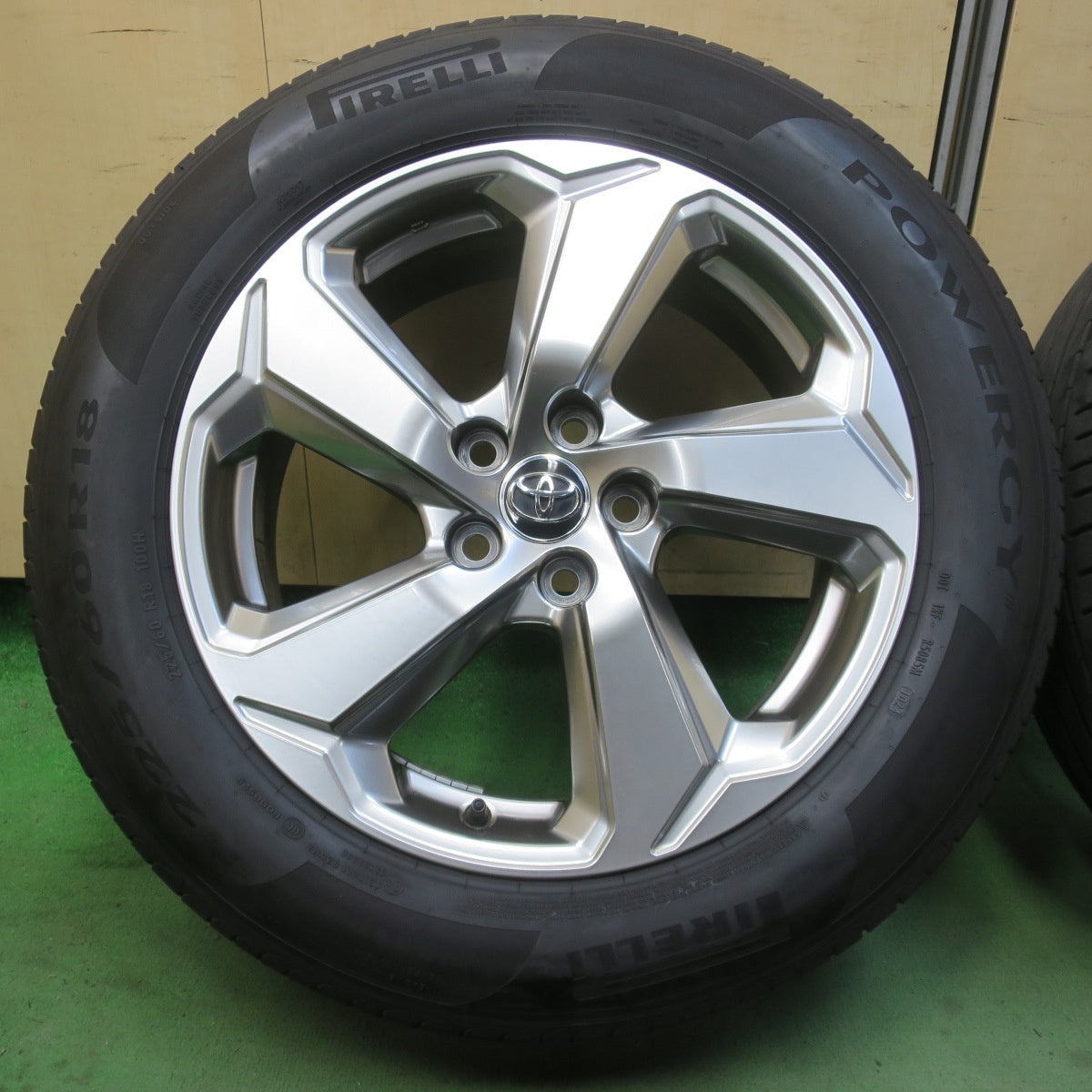キレイ！24年★トヨタ RAV4 Gグレード 純正 225/60R18 ピレリ POWERGY TM パワジー 18インチ PCD114.3/5H★6032508イノ