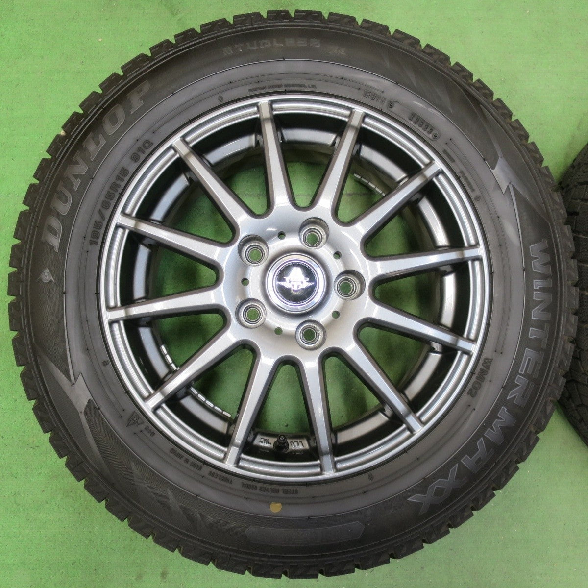 バリ溝！23年！キレイ！9.5分★スタッドレス 195/65R15 ダンロップ ウインターマックス WM02 TEAD テッド 15インチ PCD114.3/5H★5032607イス