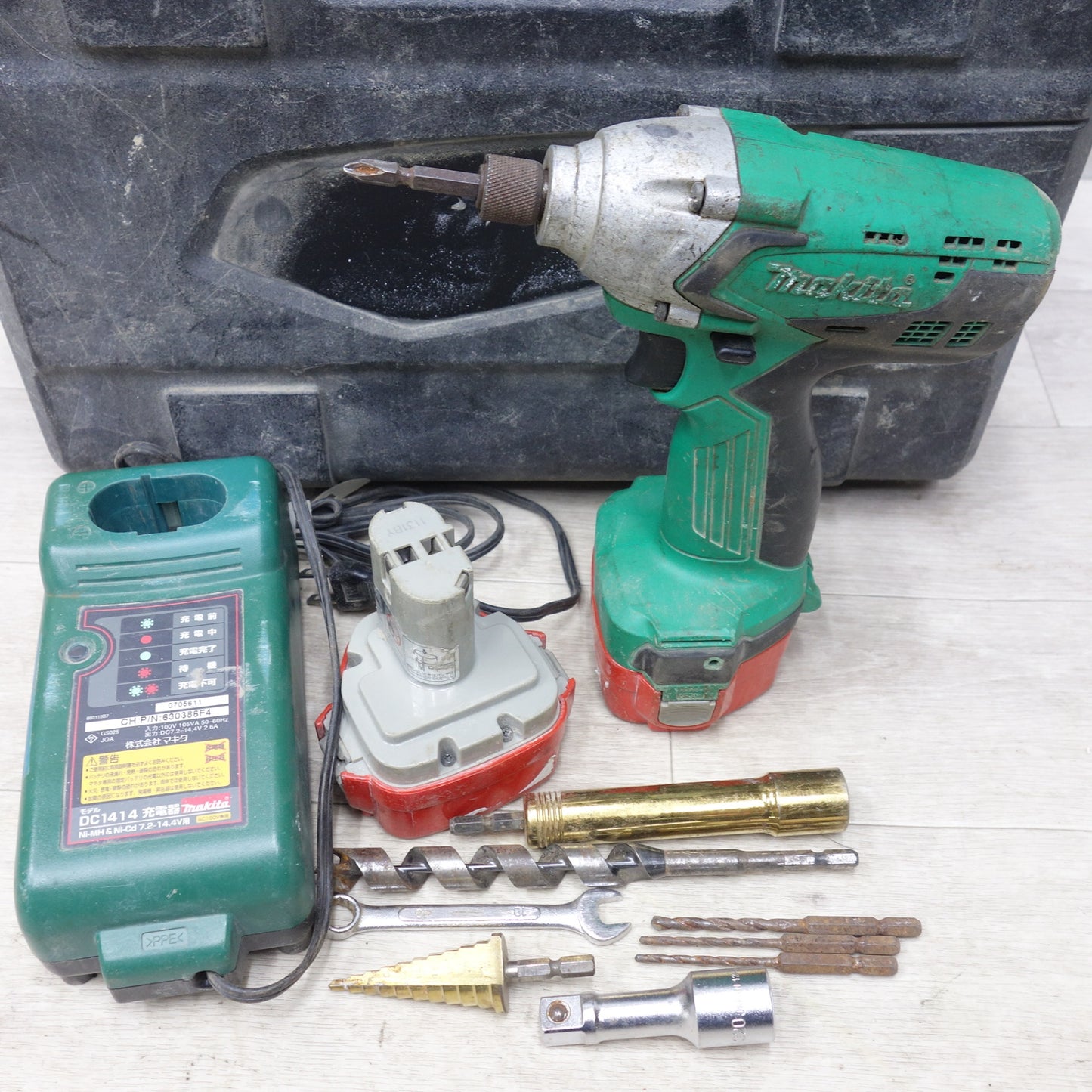 [送料無料] バッテリー2個！付属品付き◆マキタ 充電式 インパクトドライバ M694D 電動 工具 makita コードレス ジャンク品◆