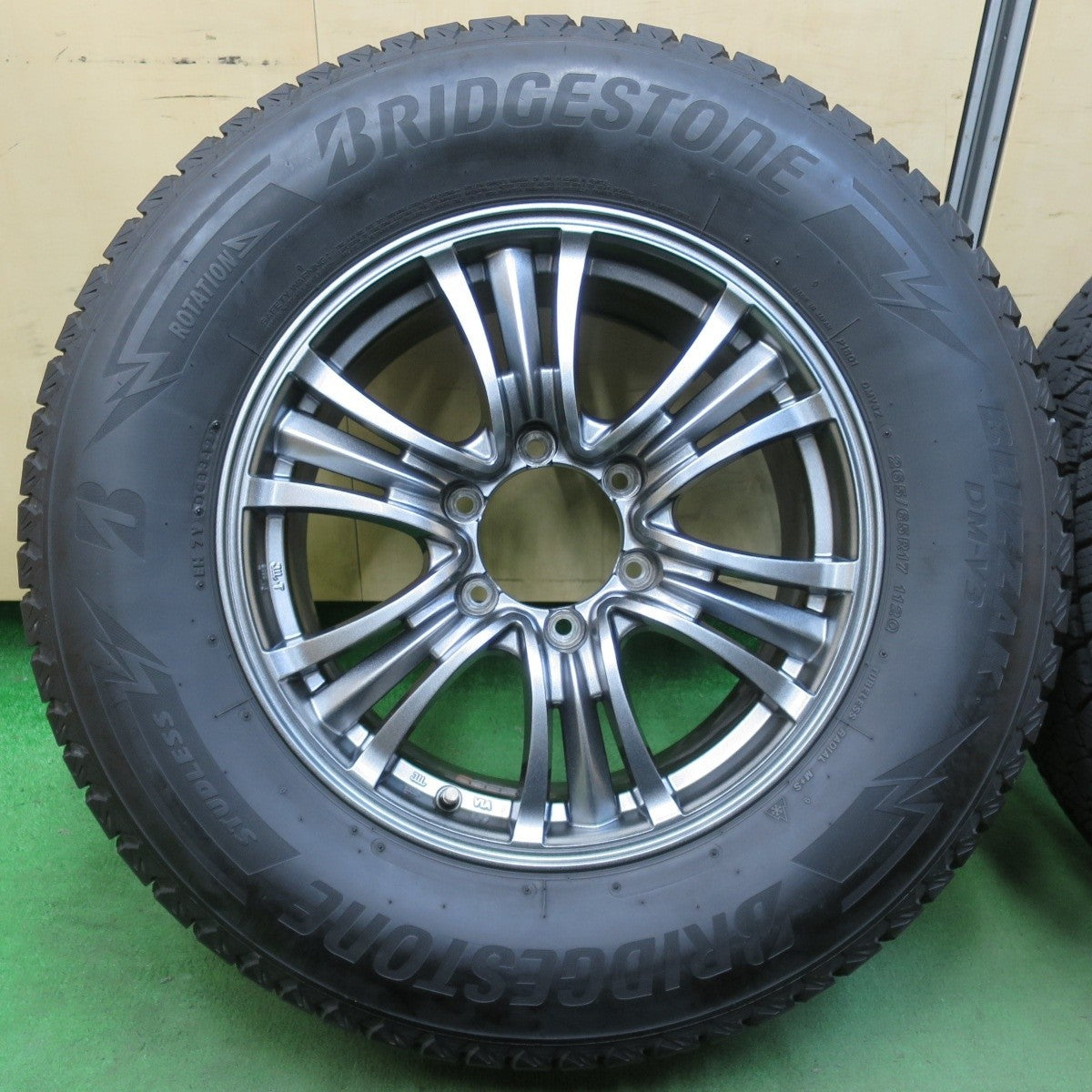 バリ溝！22年！キレイ！9.5分★プラド 等 265/65R17 スタッドレス ブリヂストン ブリザック DM-V3 BAZALT バザルト 17インチ PCD139.7/6H★5012802イス