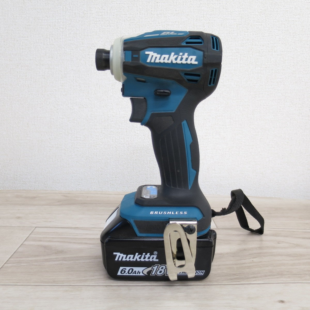 [送料無料] キレイ◇マキタ 充電式 インパクトドライバ TD172D 電動 工具 充電器 DC18RF バッテリ BL1860B◇