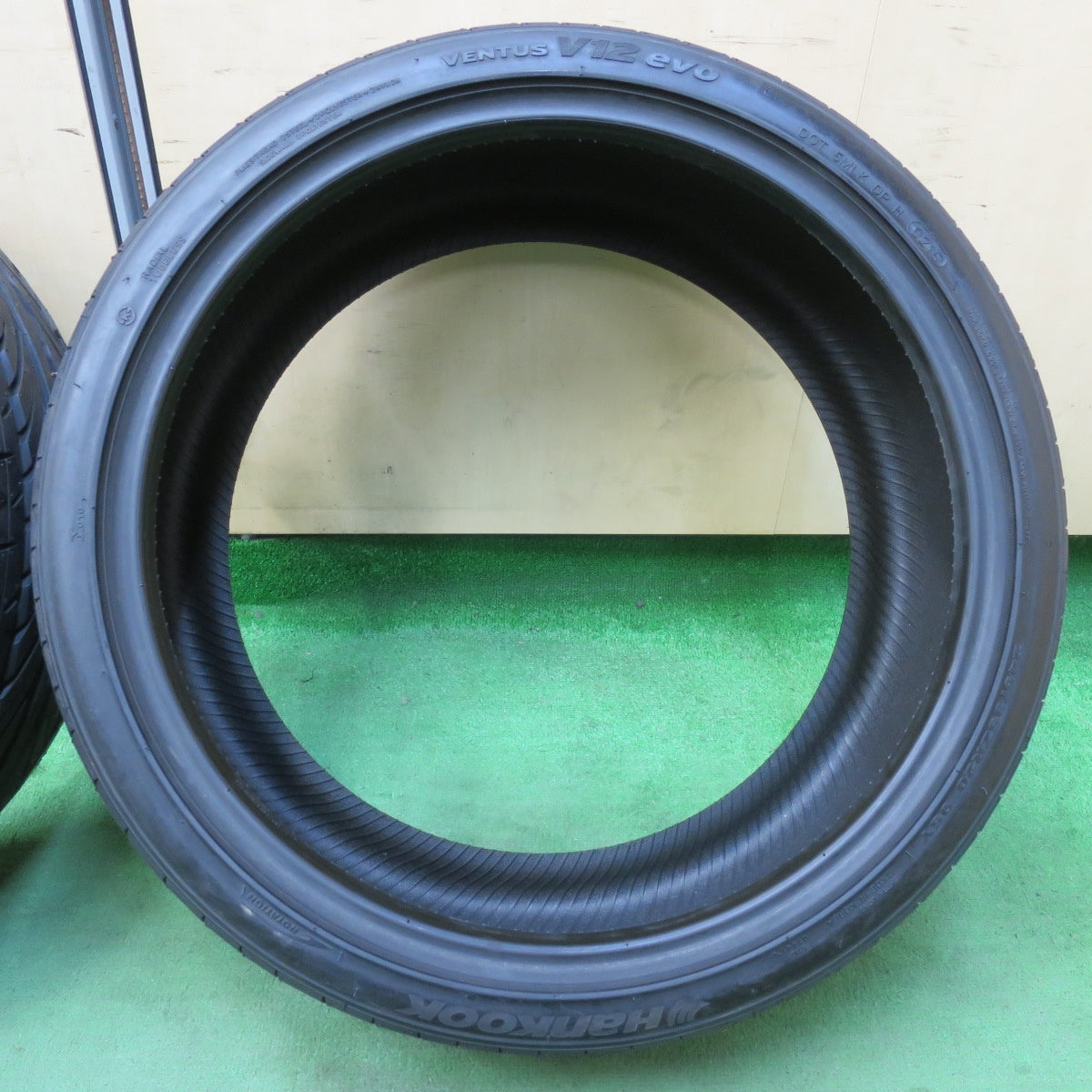 [送料無料] 未使用！2本★245/35R20 ハンコック ベンタス V12 evo VENTUS タイヤ 20インチ ベンツ CLSクラス Eクラス 等★5031711イノタ