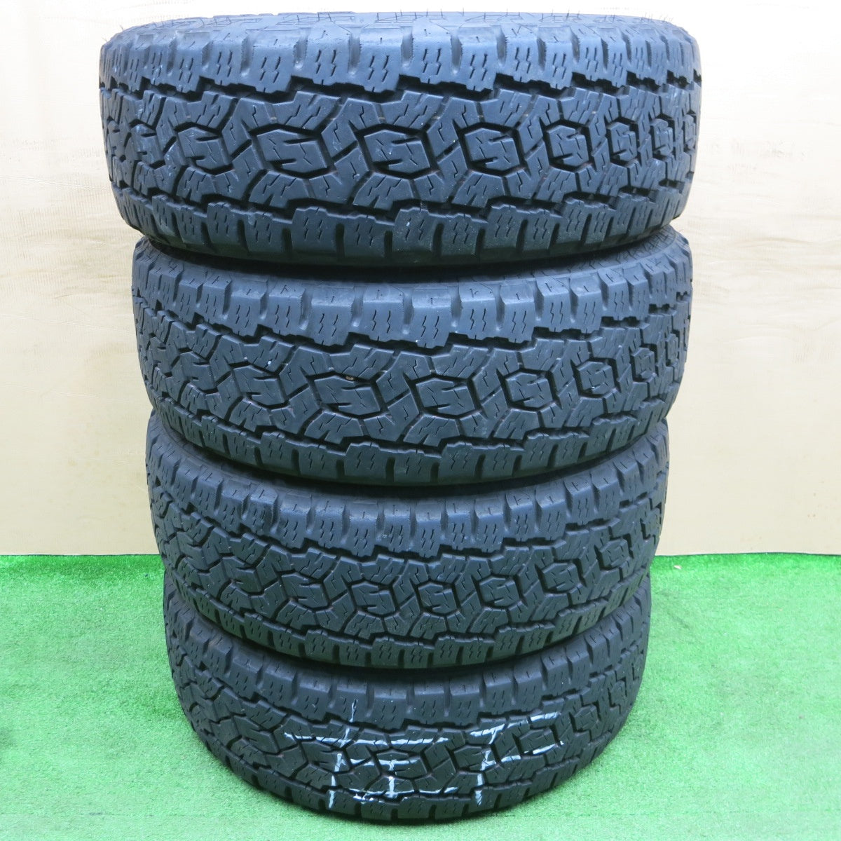 バリ溝！23年！9.5分★215/65R16 109/107R 8PR トーヨー オープンカントリー A/T Ⅲ ホワイトレター タイヤ 16インチ ハイエース キャラバン 等★6020101NKノタ