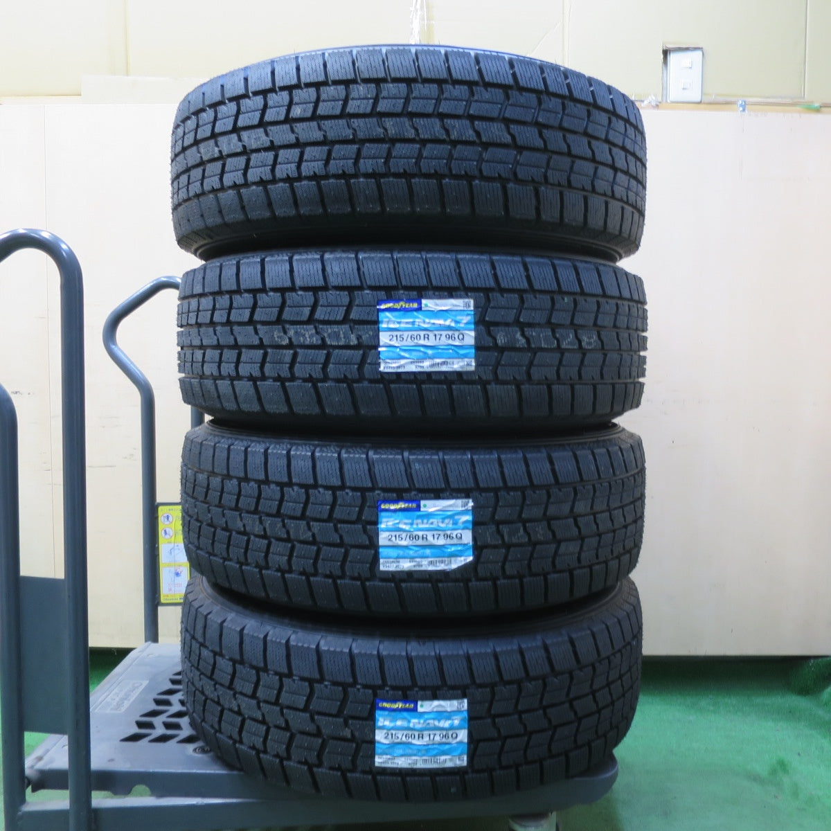 未使用！24年★LOXARNY SPORT 215/60R17 スタッドレス グッドイヤー アイスナビ7 17インチ ロクサーニ スポーツ PCD114.3/5H★5071602イス