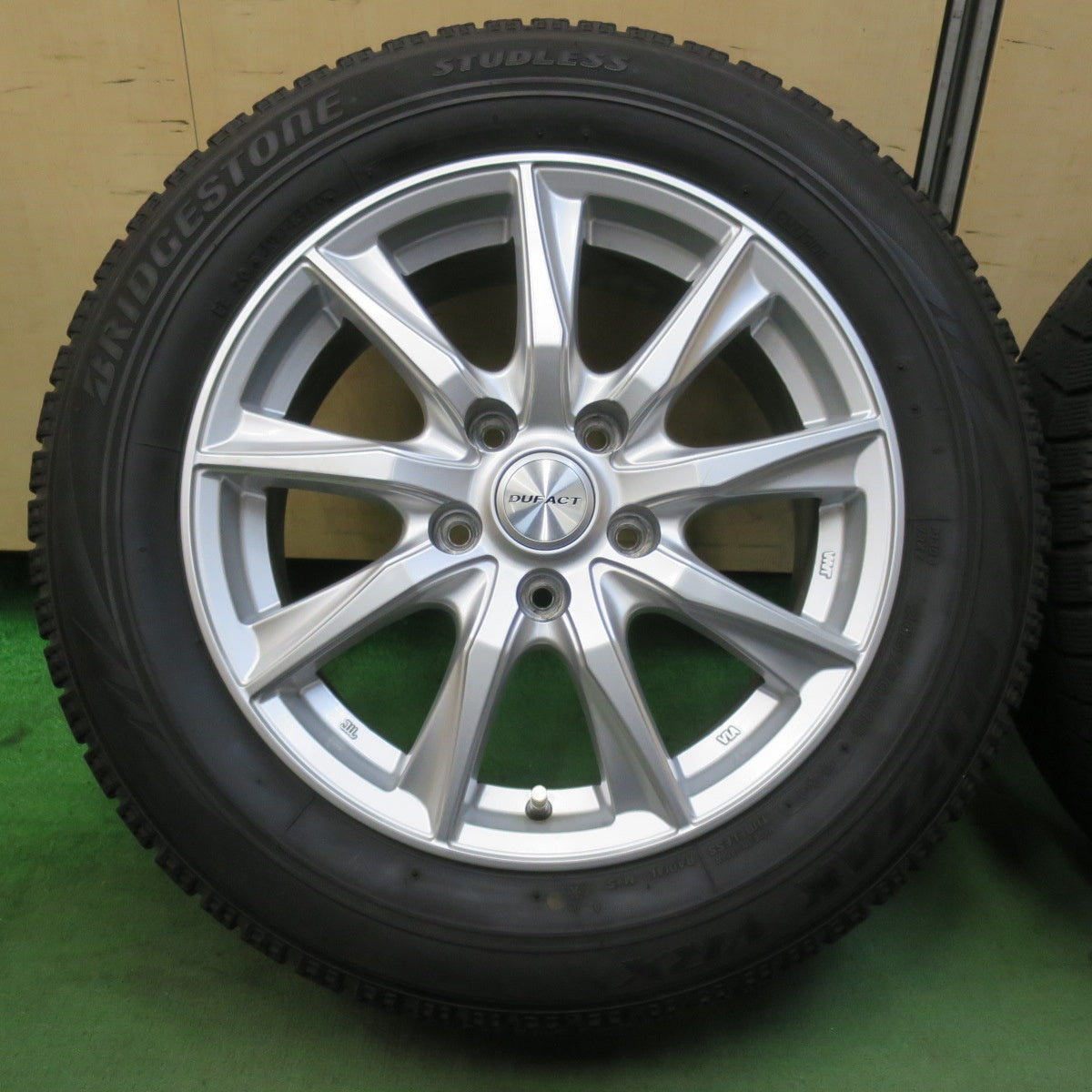 キレイ★スタッドレス 205/60R16 ブリヂストン ブリザック VRX DUFACT デュファクト 16インチ PCD114.3/5H★5112204イス