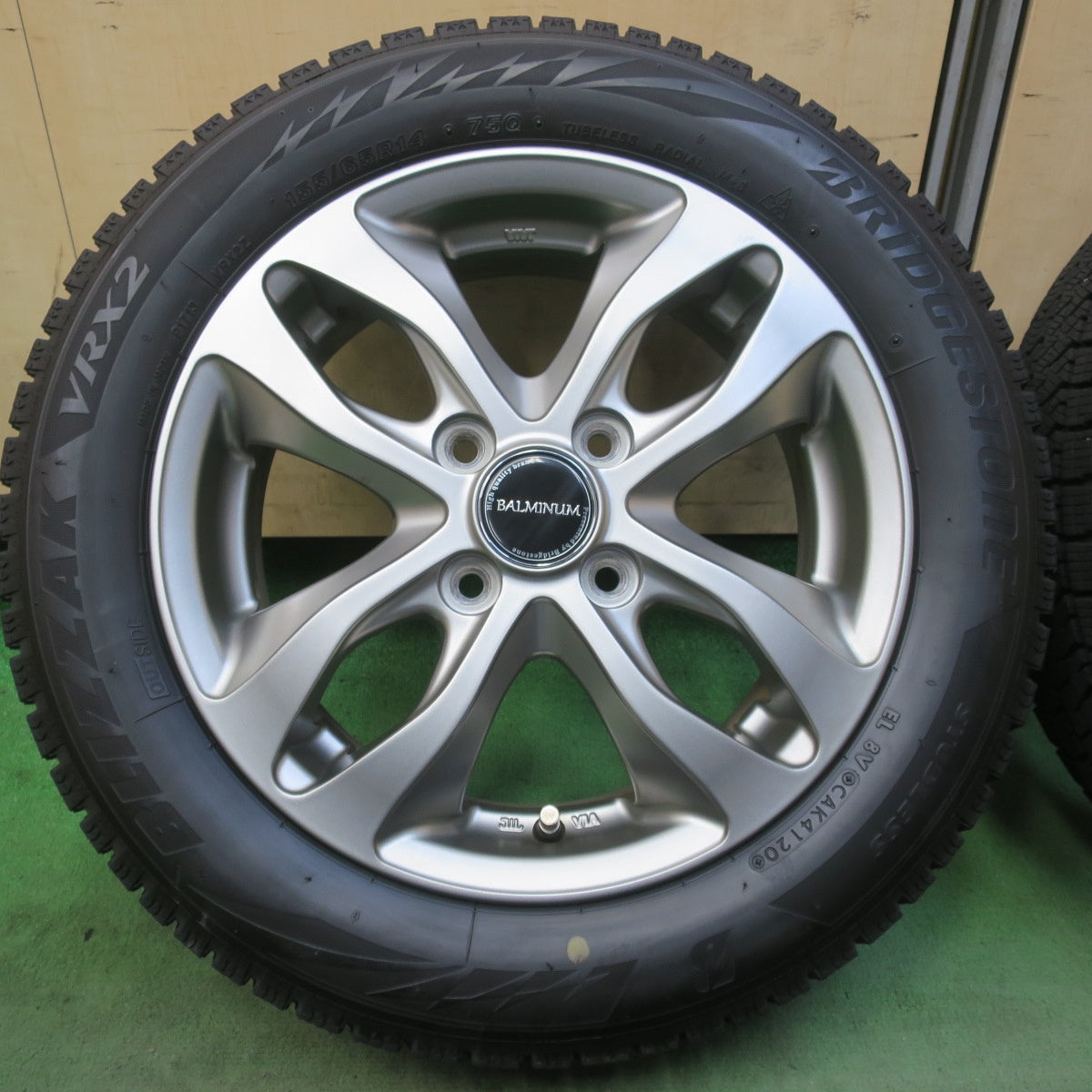 バリ溝！キレイ！8.5分◎スタッドレス 155/65R14 ブリヂストン ブリザック VRX2 BALMINUM DS-M バルミナ 14インチ PCD100/4H◎6071804イス