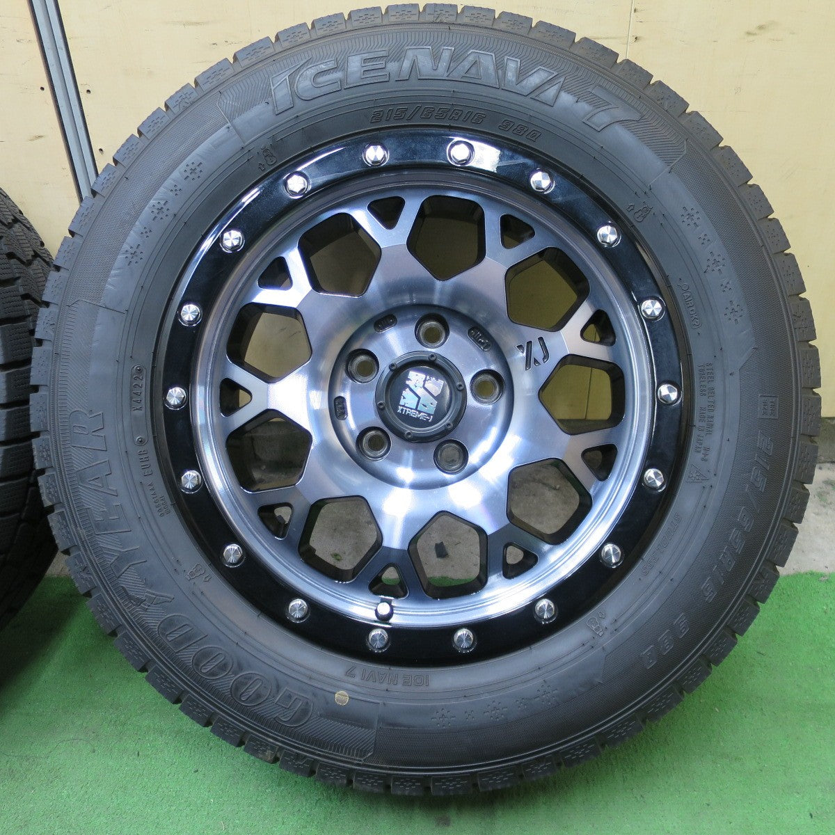 バリ溝！22年！キレイ！9.5分◎XTREME-J XJ 215/65R16 スタッドレス グッドイヤー アイスナビ7 エクストリームJ 16インチ PCD114.3/5H◎6100602NGス