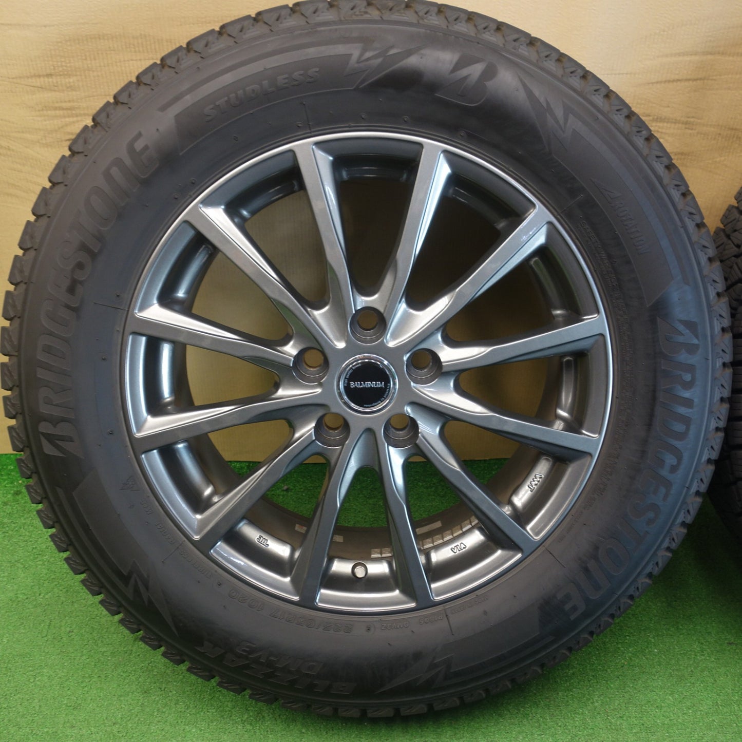 バリ溝！24年！キレイ！9.5分★スタッドレス 225/65R17 ブリヂストン ブリザック DM-V3 BALMINUM AR12 バルミナ 17インチ PCD114.3/5H★6051102KTス