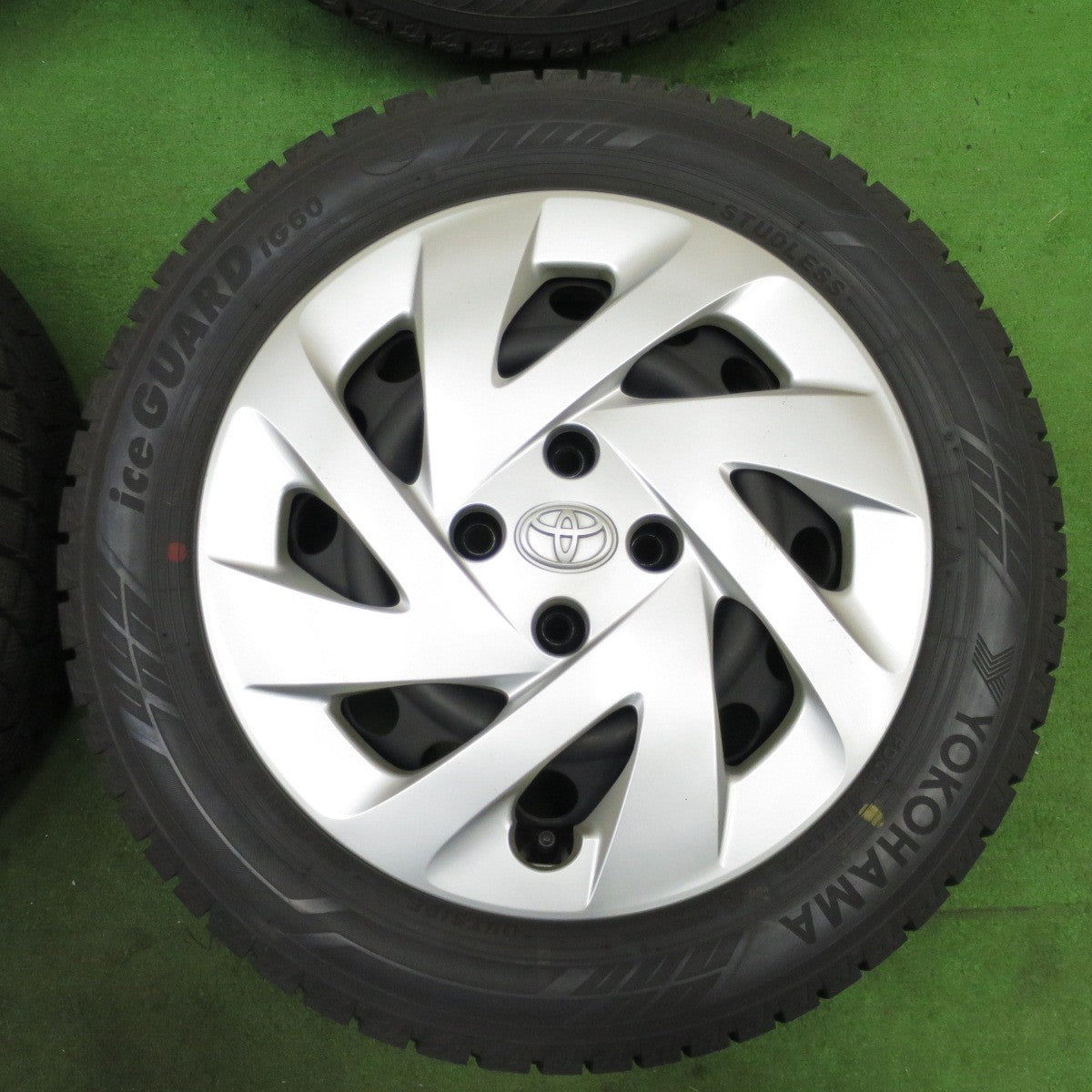 超バリ溝！22年！キレイ！ほぼ10分★トヨタ アクア 純正 スチール 185/60R15 スタッドレス ヨコハマ アイスガード iG60 15インチ PCD100/4H★6022501ナス