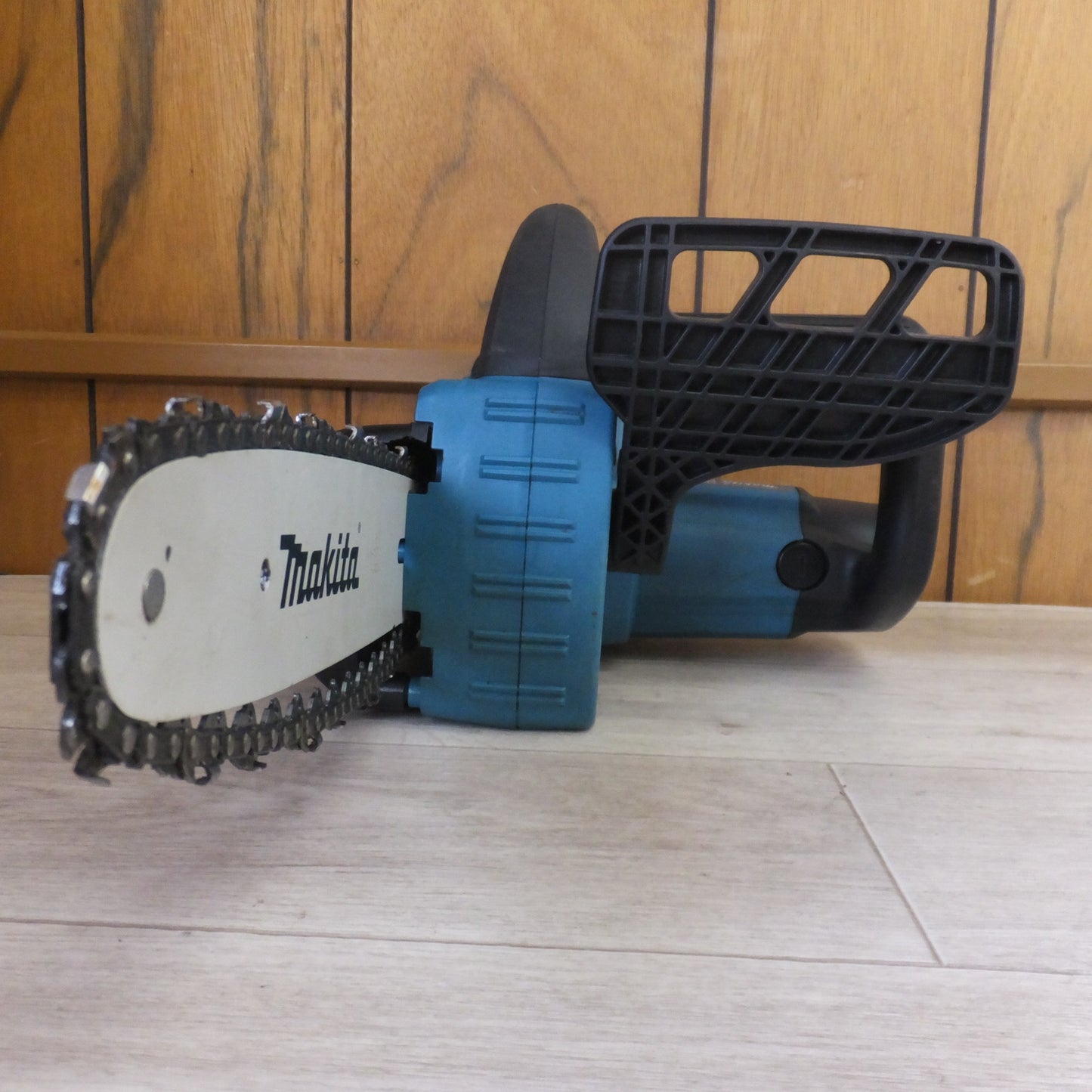 [送料無料] 美品★マキタ makita 250mm 充電式チェンソー MUC250D 36V 本体のみ★
